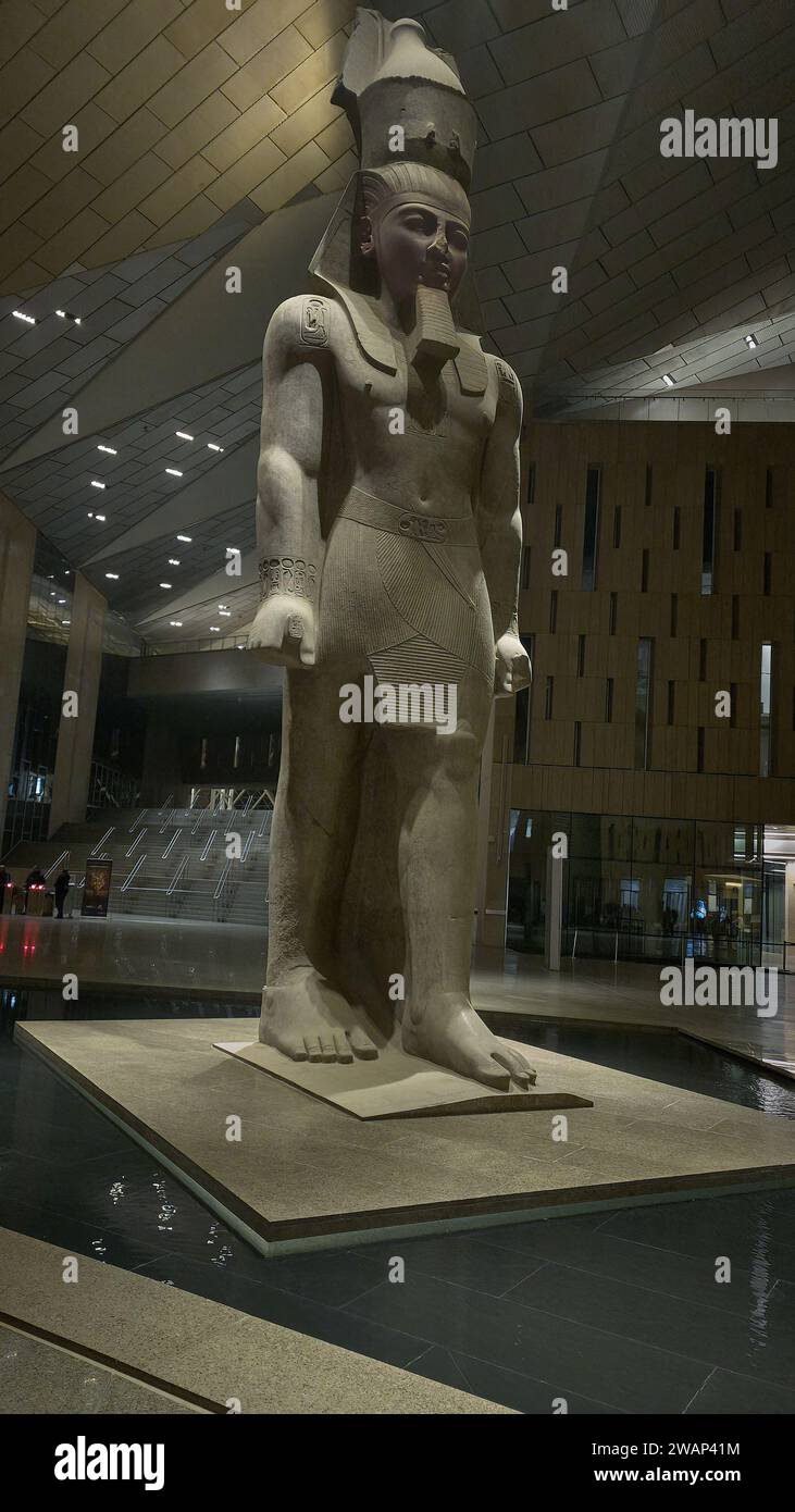 La Statua di Ramses II nel grande Museo Egizio o Museo Giza, è un museo archeologico a Giza, in Egitto, a circa 2 chilometri da Giza Foto Stock