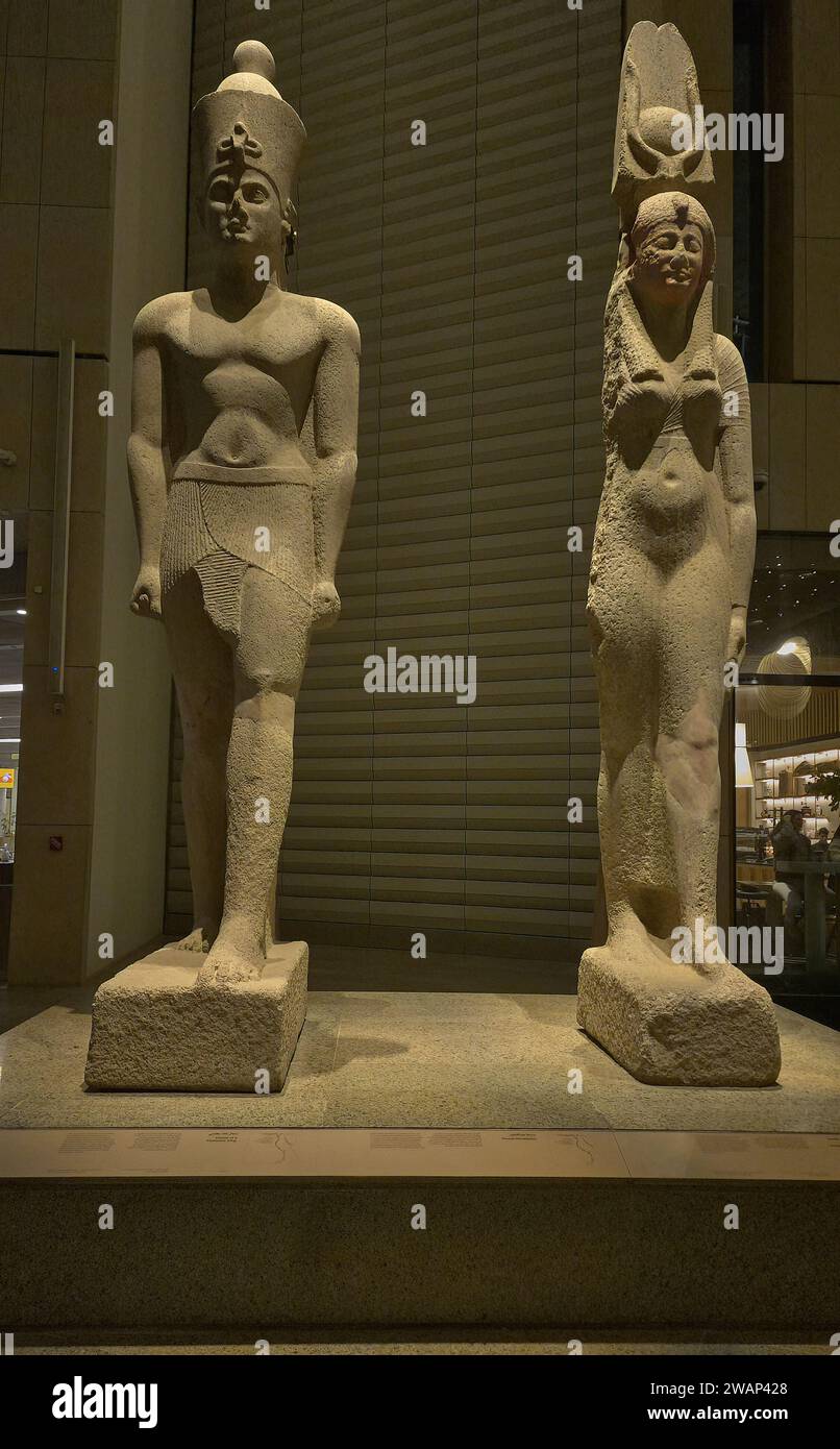 Il grande Museo Egizio, conosciuto anche come Museo di Giza, è un museo archeologico a Giza, in Egitto, a circa 2 chilometri dal complesso piramidale di Giza. Foto Stock