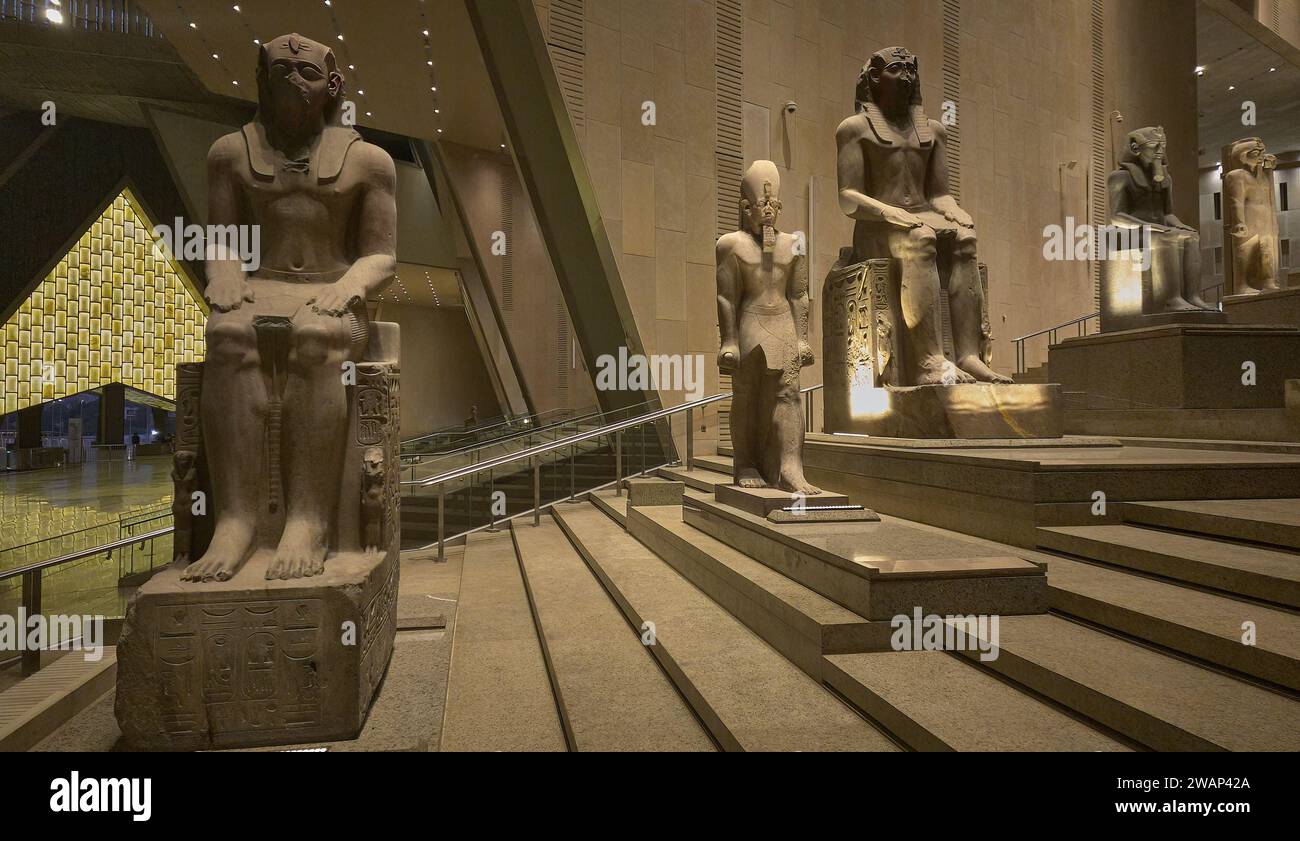 Il grande Museo Egizio, conosciuto anche come Museo di Giza, è un museo archeologico a Giza, in Egitto, a circa 2 chilometri dal complesso piramidale di Giza. Foto Stock