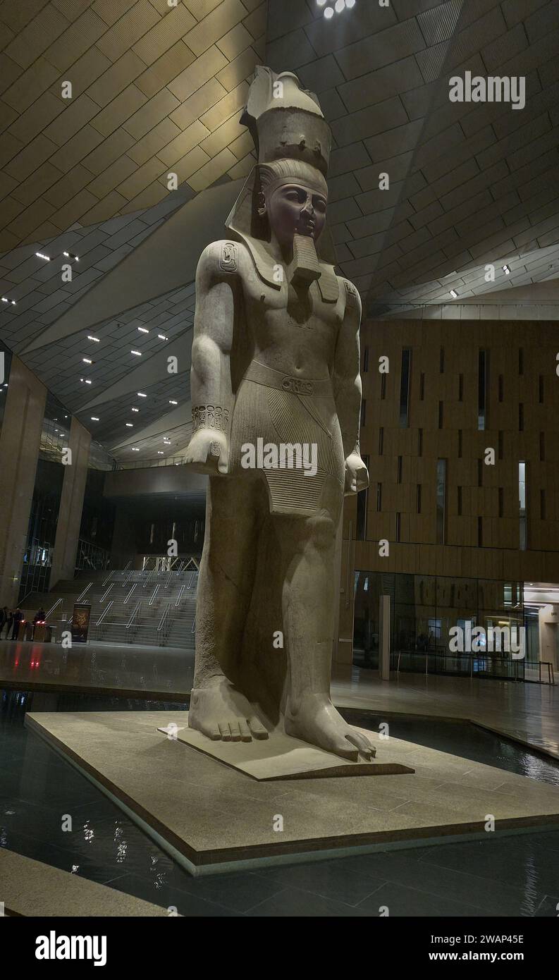 La Statua di Ramses II nel grande Museo Egizio o Museo Giza, è un museo archeologico a Giza, in Egitto, a circa 2 chilometri da Giza Foto Stock