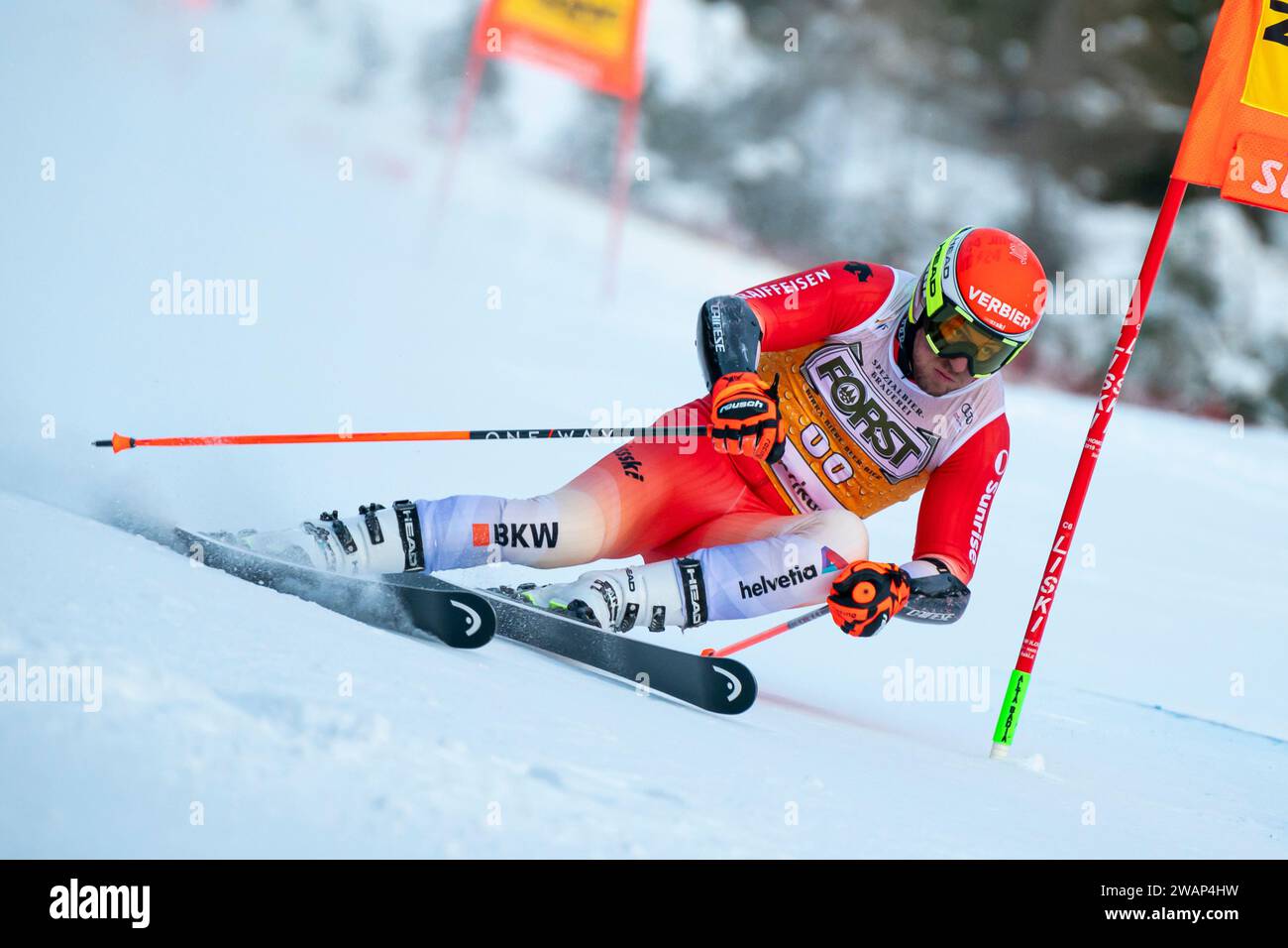 Alta Badia, Italia 17 dicembre 2023. MURISIER Justin (sui) in gara nella Coppa del mondo di Sci Alpino Audi Fis 2023-24 Slalom Gigante maschile sulla Gran RIS Foto Stock