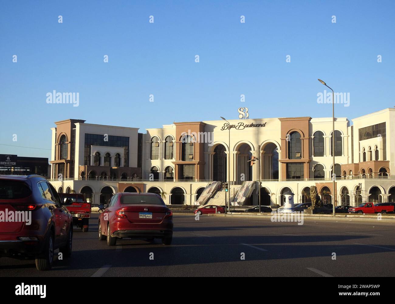 Cairo, Egitto, 15 dicembre 2023: Saja Boulevard Mall nella città di New Cairo, vicino alla città di Rehab, con una superficie di circa 24000 m2, il nuovo centro commerciale Saja con Foto Stock