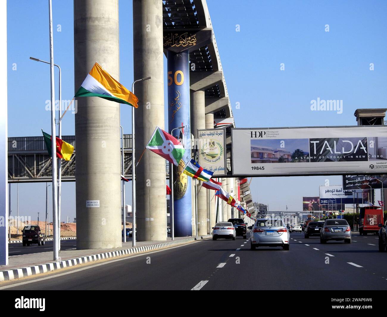 Cairo, Egitto, novembre 30 2023: Bandiere di vari e diversi paesi del mondo sul sito della monorotaia del Cairo, sventolando bandiere di diversi paesi Foto Stock