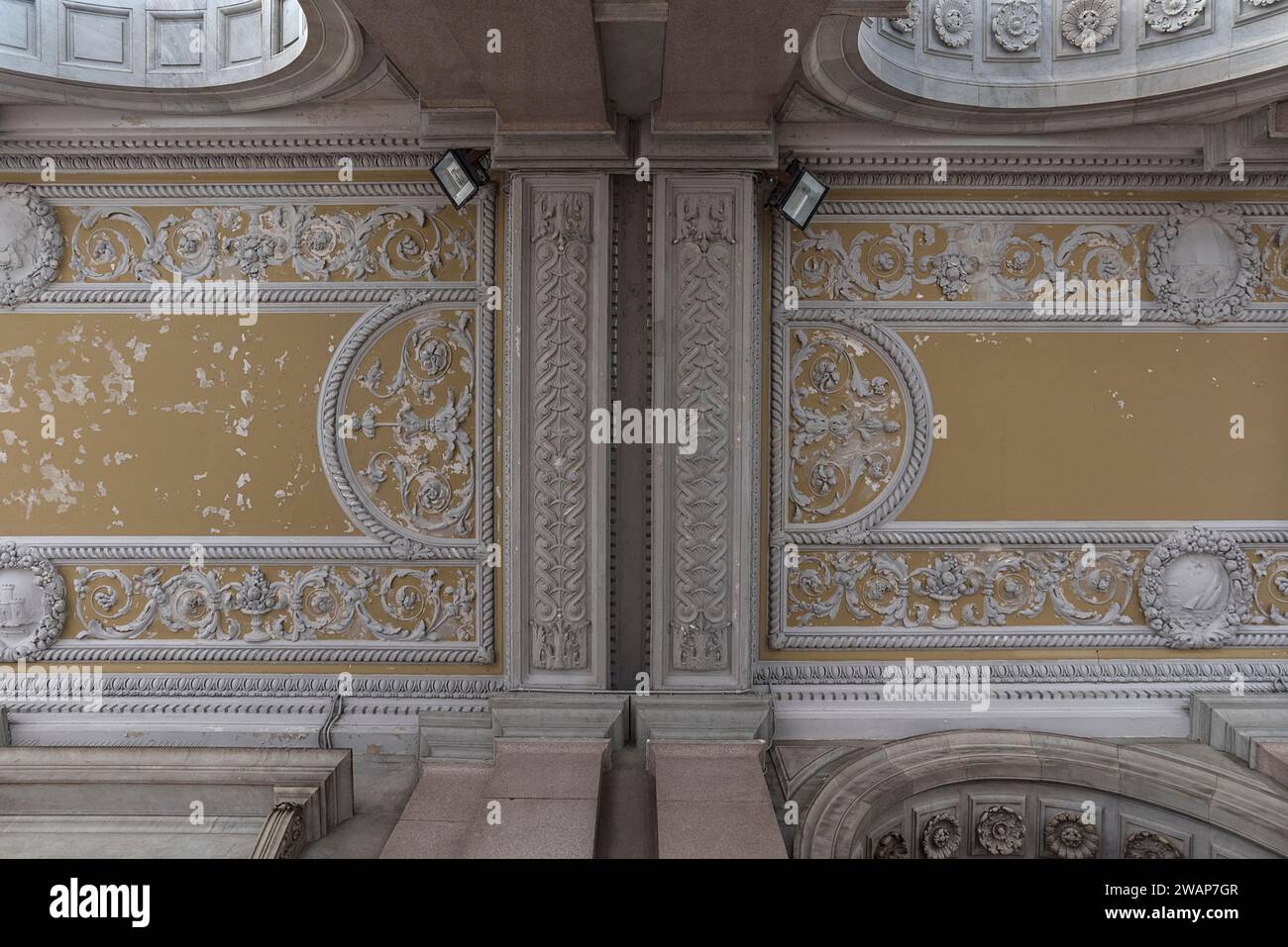 Soffitti in stucco nel porticato della Banca d'Ìtalia, Genova. Italia Foto Stock