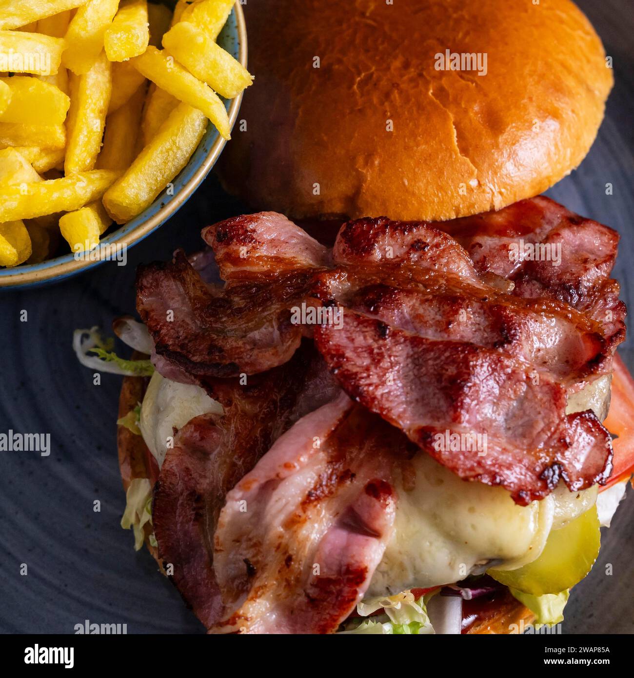 Hamburger classico con patatine Foto Stock