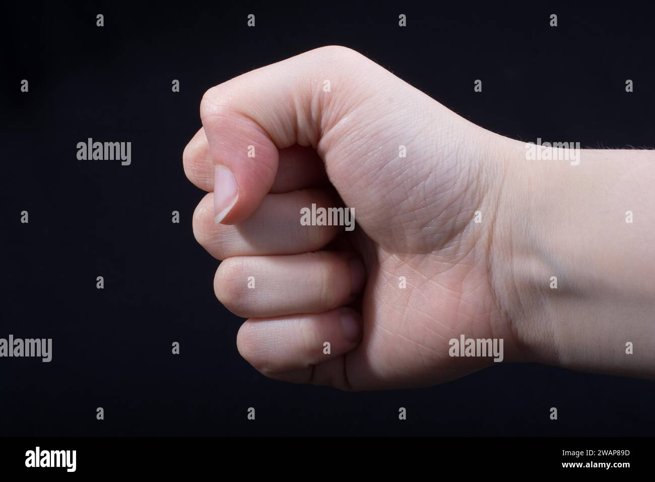 Lato chiuso per un gesto del pugno in nero Foto Stock