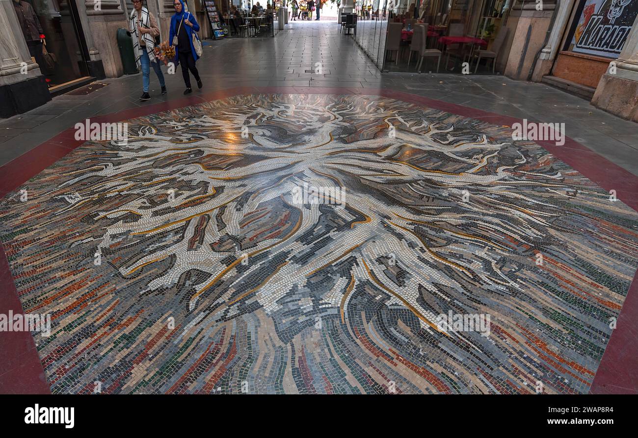 Grande mosaico a pavimento nel centro commerciale Mazzini Galleries, Genova, Italia, Europa Foto Stock