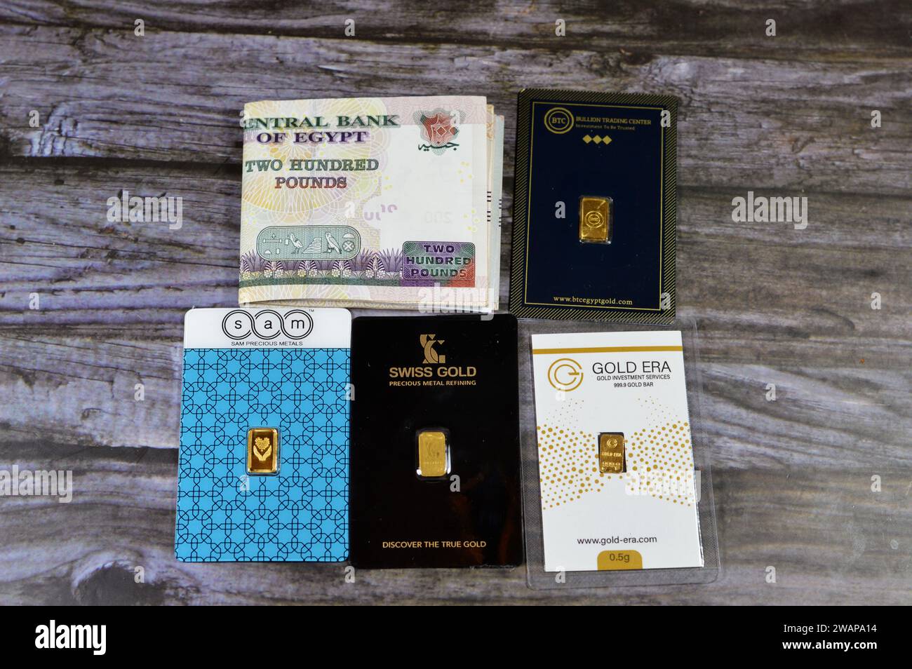 Cairo, Egitto, 2 gennaio 2024: Libbre egiziane con SAM, BTC, oro svizzero, oro 24 Karate lingotti in oro giallo puro, investimento, tasso di cambio, in Foto Stock