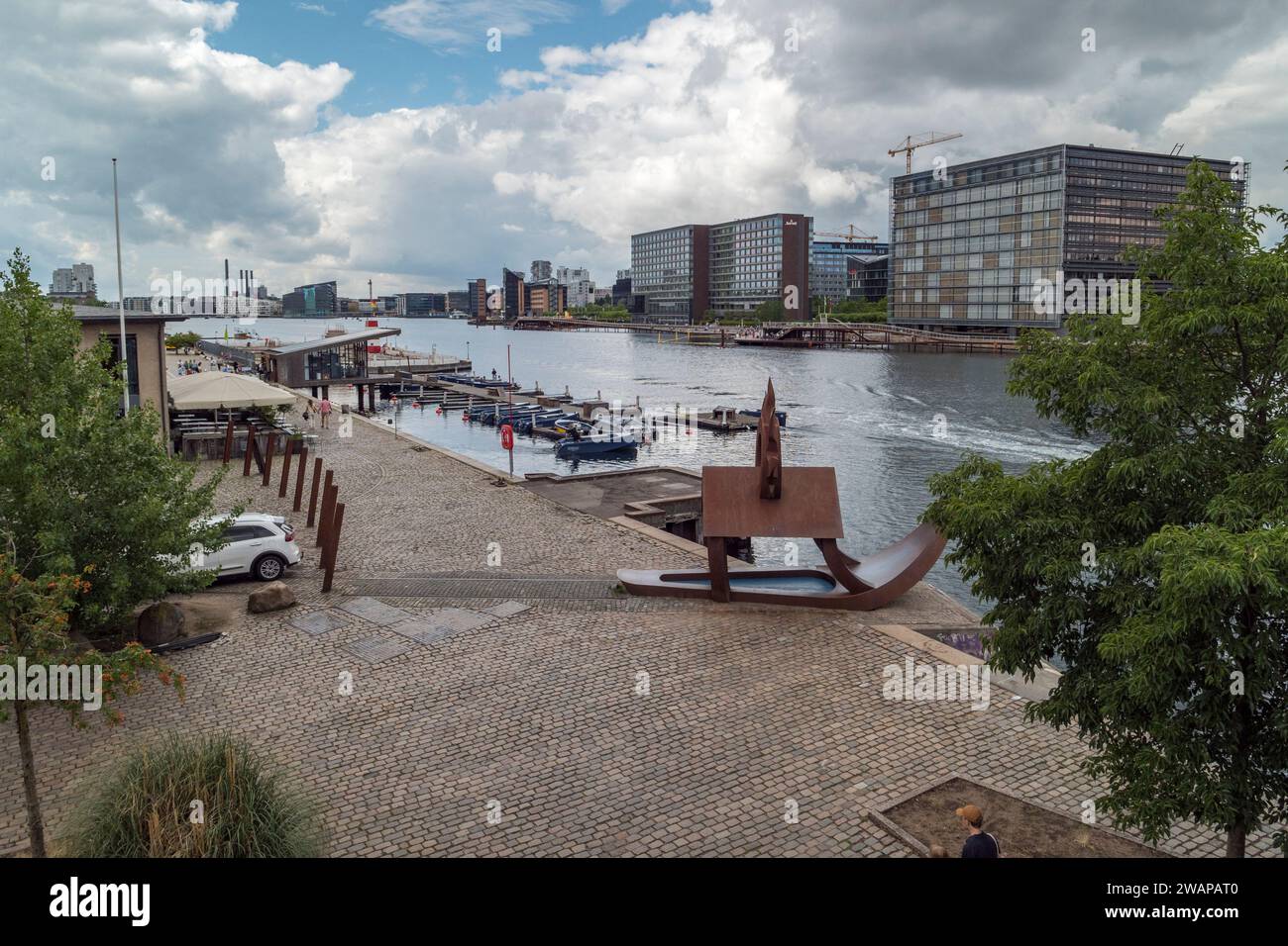 Vista generale verso Sydhavnen che include le isole Havnebadet Brygge e GoBoat sul molo del porto di Copenaghen, Copenaghen, Danimarca. Foto Stock
