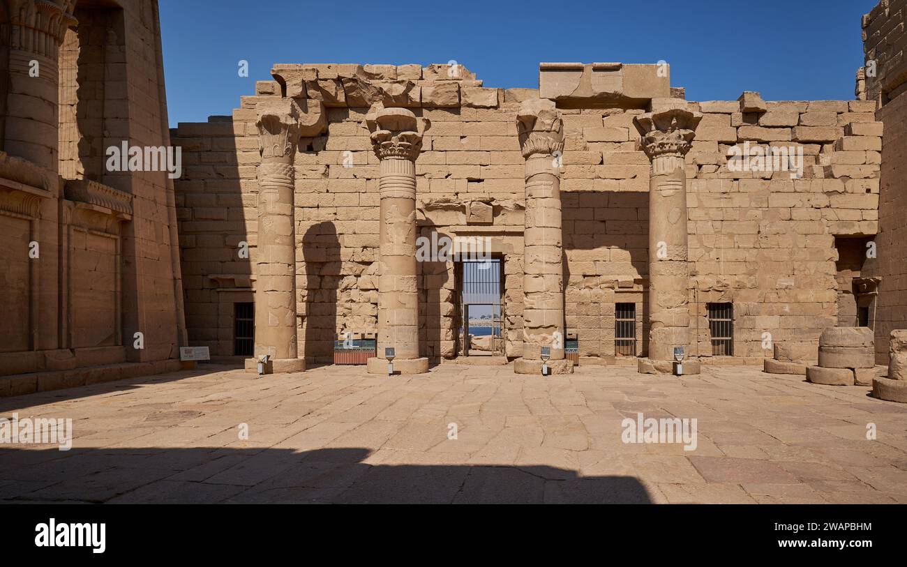 Tempio di Kalabsha ad Assuan, l'Egitto è un antico tempio egizio originariamente situato a Bab al-Kalabsha (porta di Kalabsha), 50 km a sud di Assuan Foto Stock