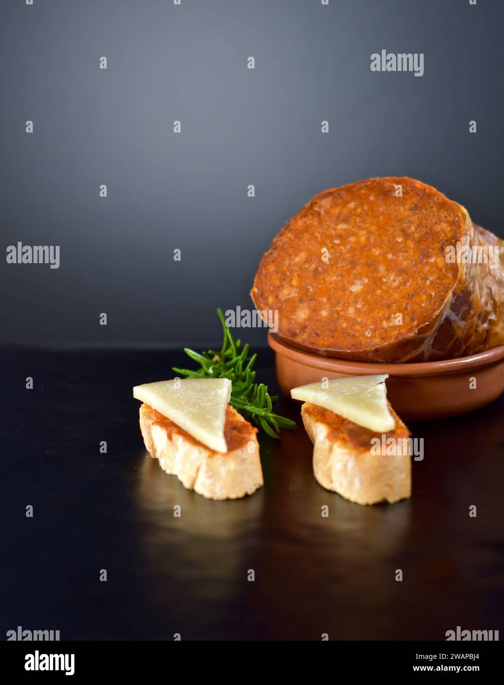 primo piano della sobrassada con due fette di pane spalmate con formaggio stagionato Foto Stock
