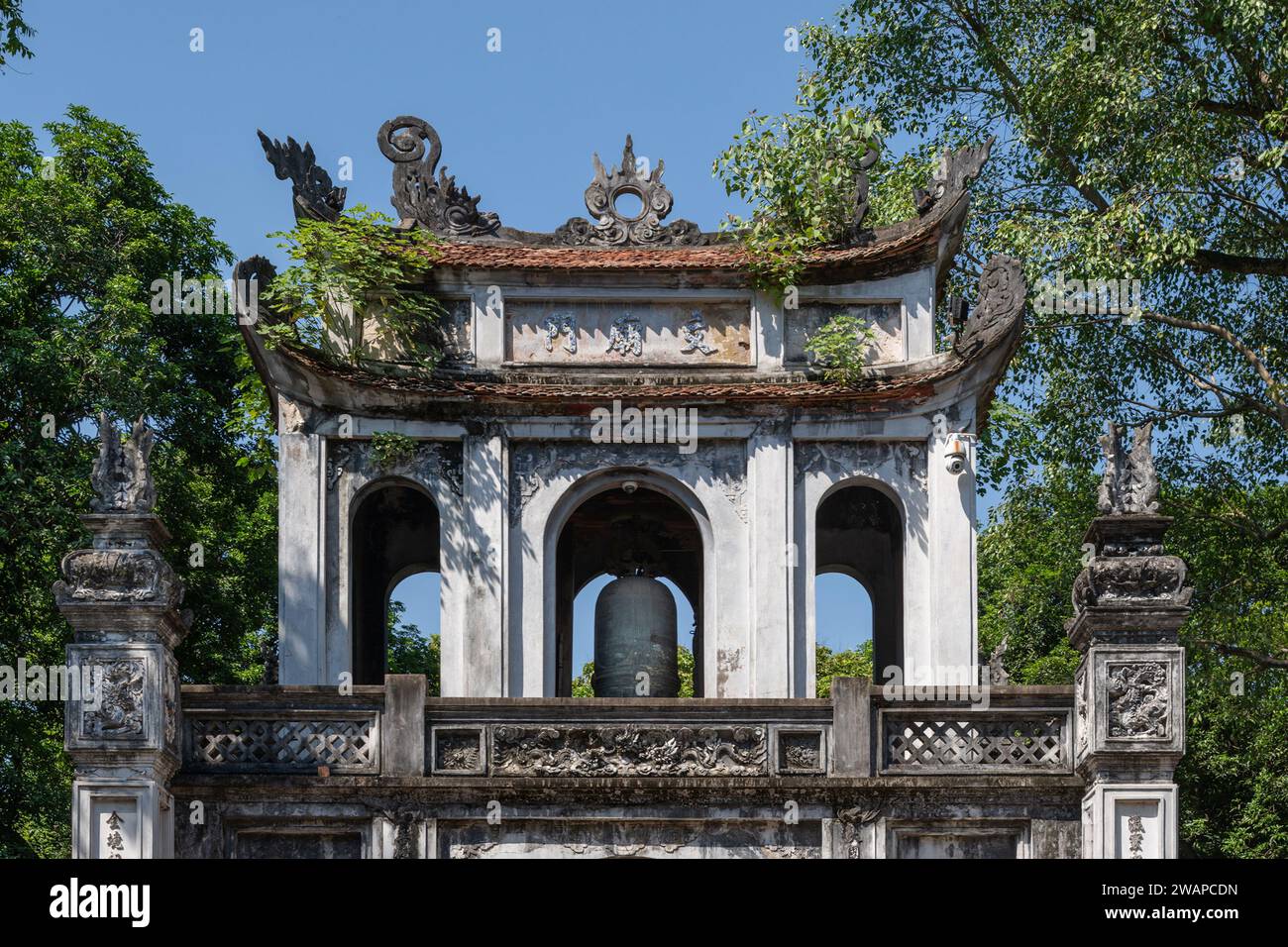 Porta principale Van Mieu Mon al Tempio della Letteratura di Hanoi, Vietnam Foto Stock