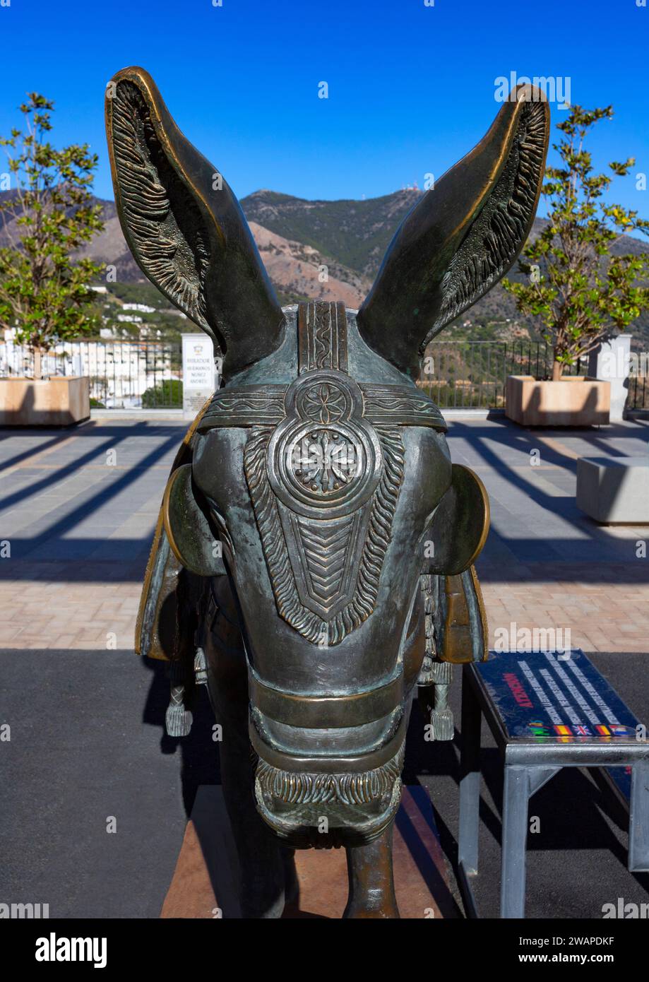 Mijas, nella provincia di Malaga, Andalusia, Spagna, è ben nota per il suo "burro taxi", immortalato da una scultura simbolica nel centro della città. Foto Stock