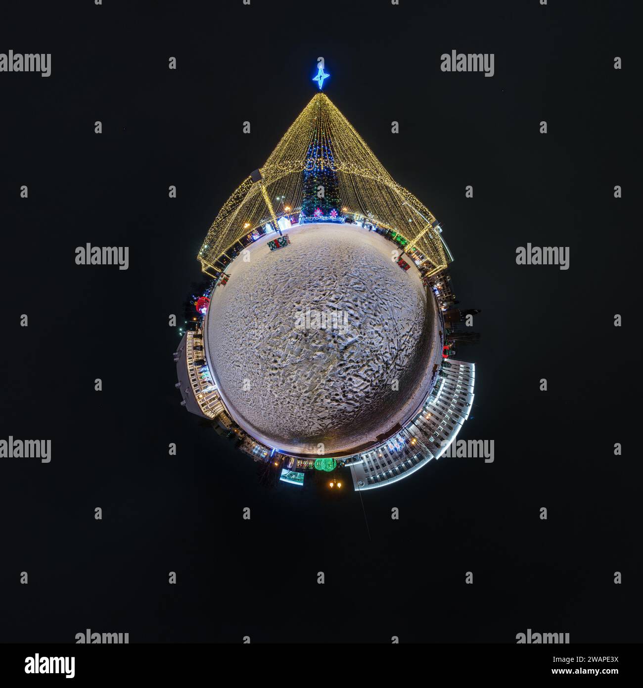 Anno nuovo piccolo pianeta con albero di Natale. Antenna sferica vista notturna panoramica a 360° sulla piazza festosa con illuminazione sotto forma di tenda Foto Stock