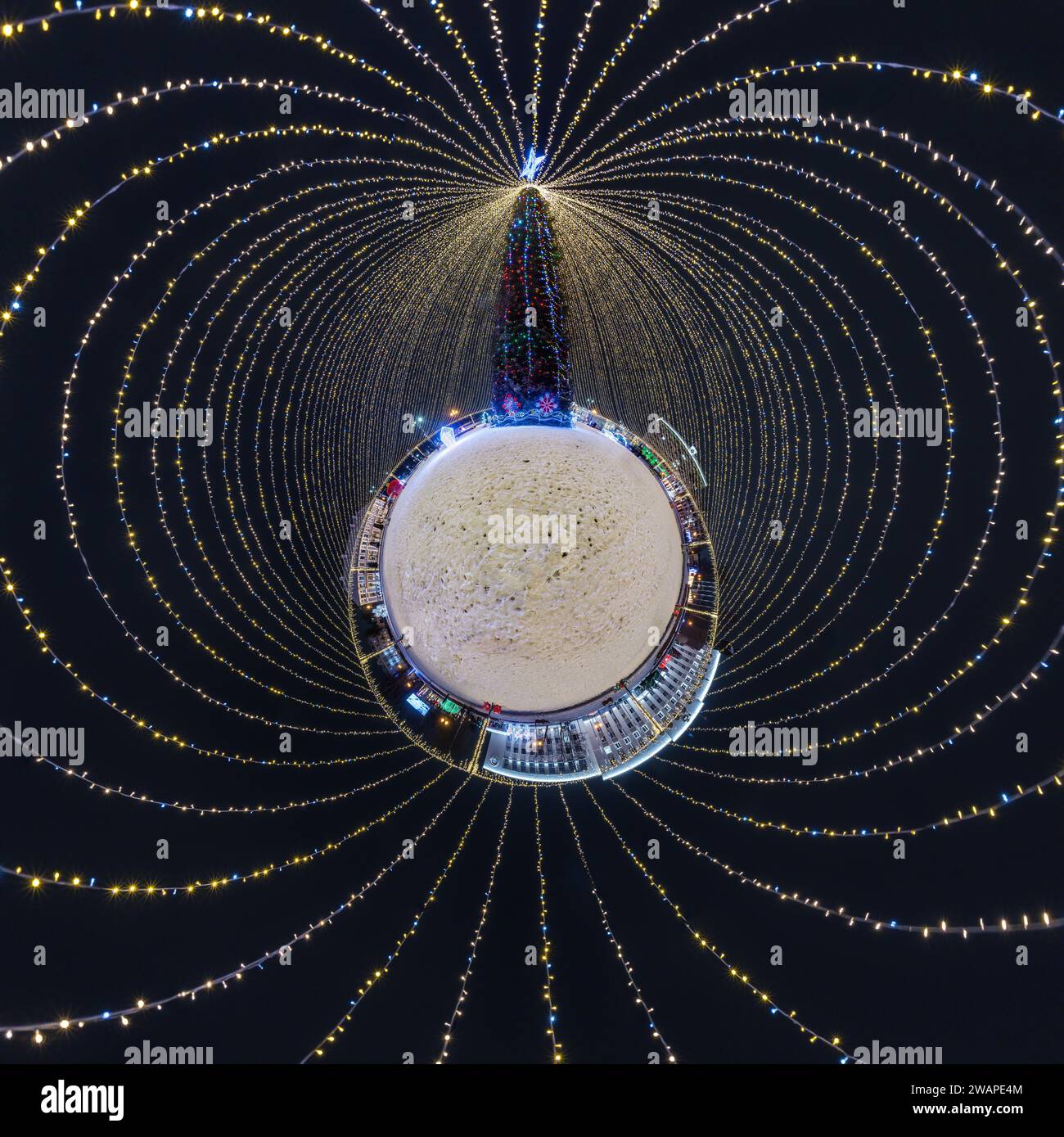 Anno nuovo piccolo pianeta con albero di Natale. Antenna sferica vista notturna panoramica a 360° sulla piazza festosa con illuminazione sotto forma di tenda Foto Stock