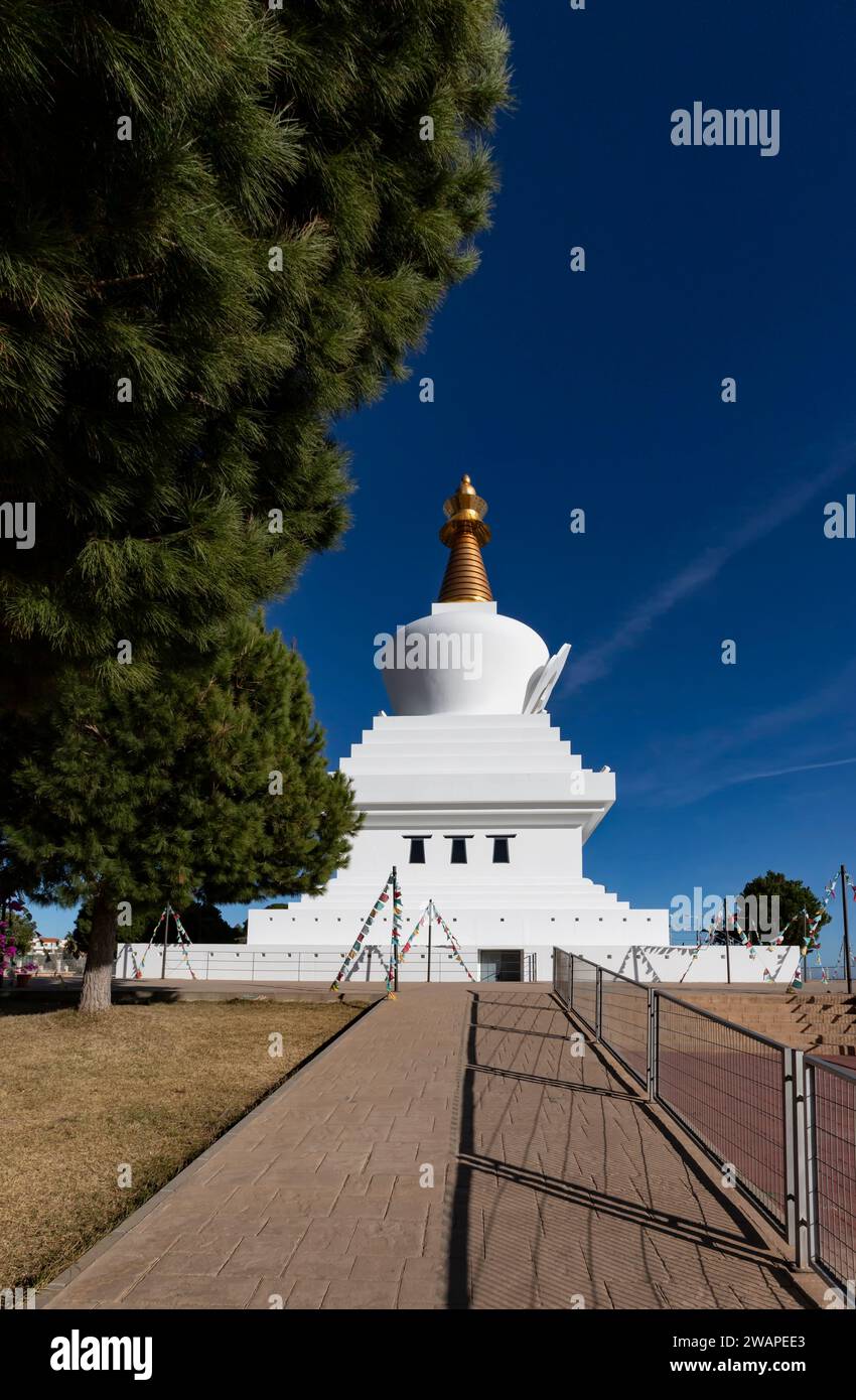 Lo Stupa buddista a Benalmádena, nella provincia di Malaga, nella regione andalusa della Spagna meridionale, lo stupa più alto d'Europa. Foto Stock