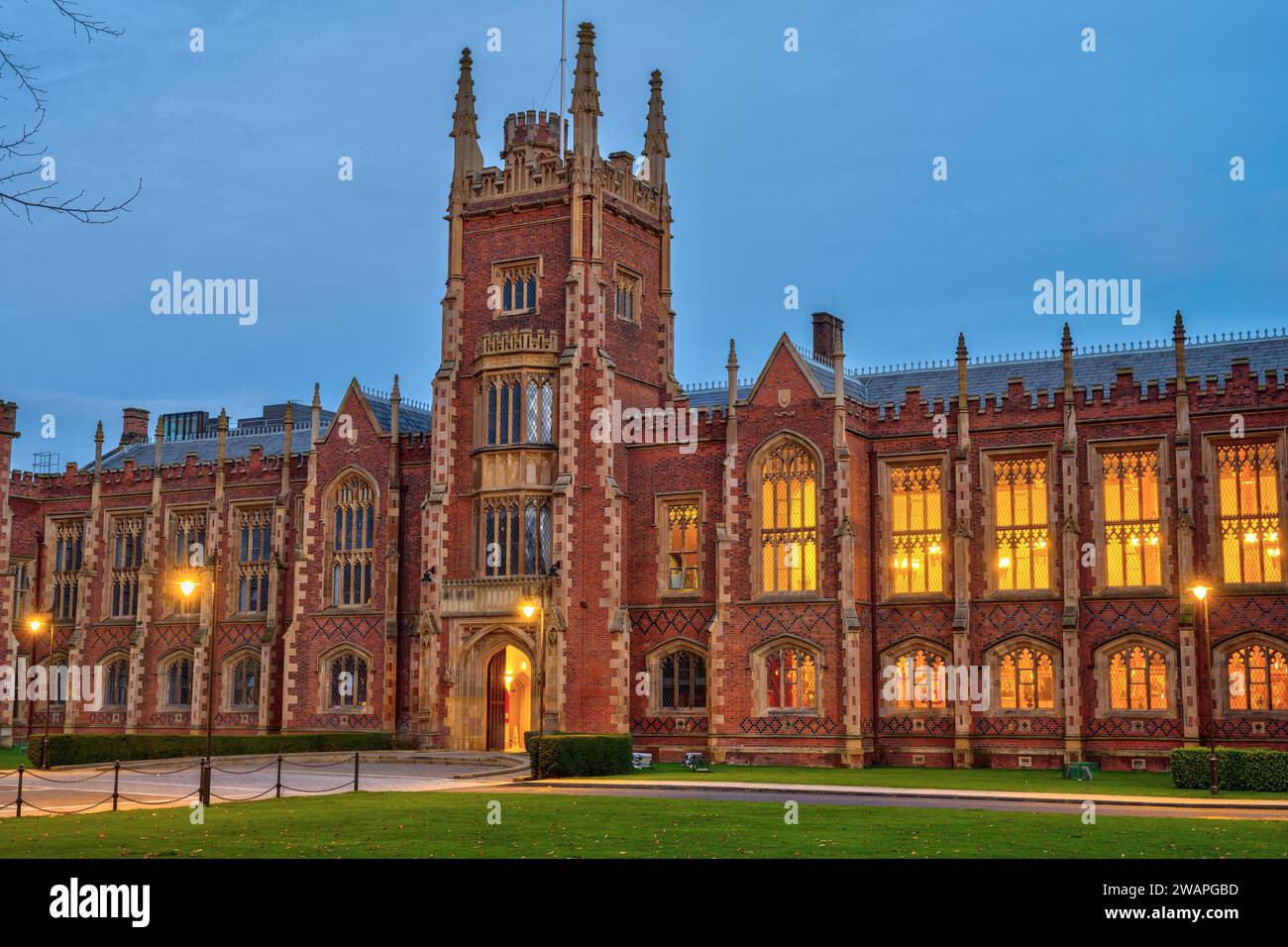 L'imponente edificio principale della Queens University a Belfast al crepuscolo Foto Stock