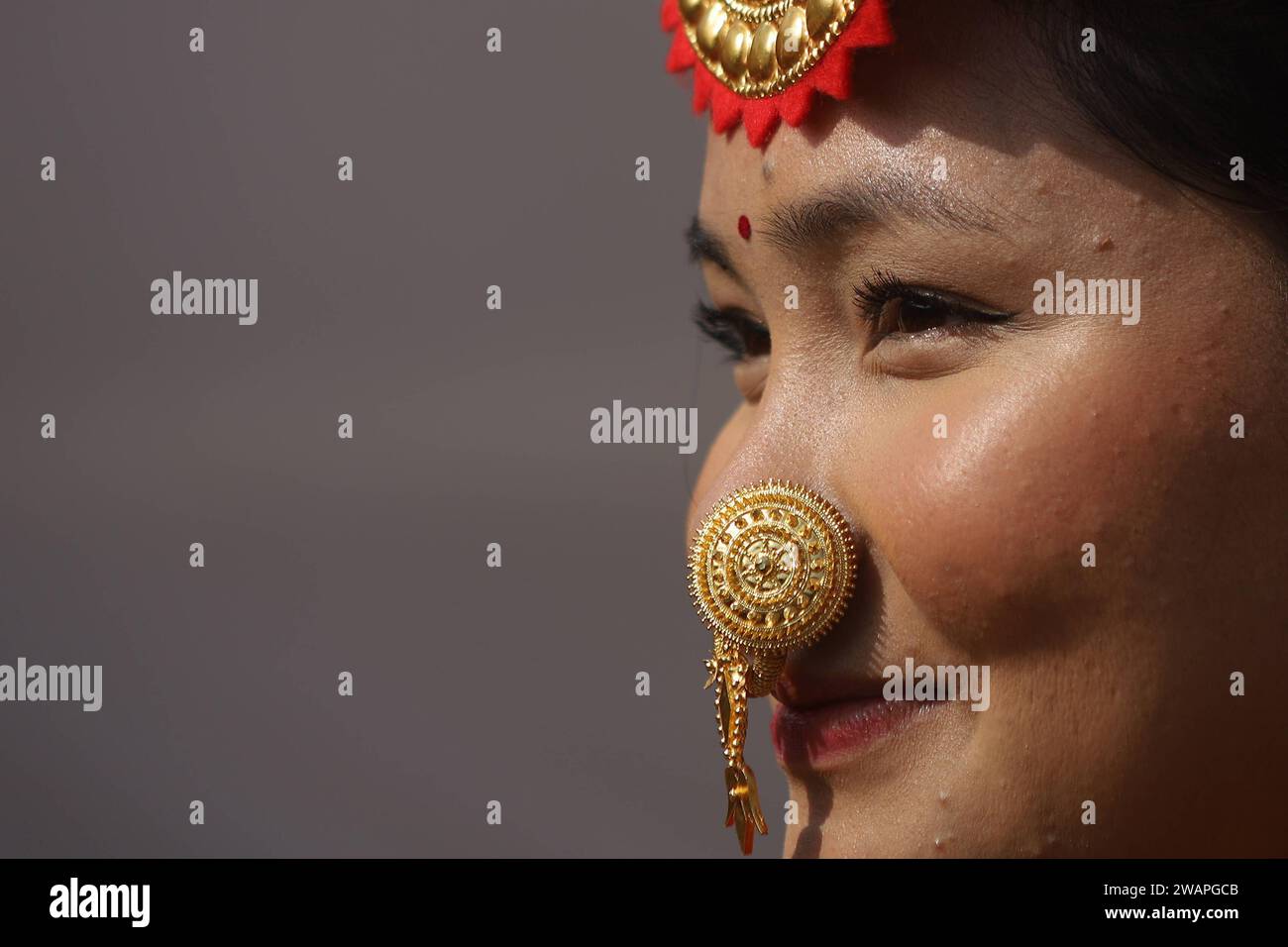 Sakela Udhauli Festival celebrazione in Nepal Un membro della comunità Kirat vestito in abbigliamento tradizionale partecipa alla danza Sakela mentre celebra Udhauli nella capitale Kathmandu. Gli uomini e le donne Kirat indossati in abiti tradizionali osservano la festa di Udhauli battendo tamburo, piatti e imitando le attività degli uccelli e di altri animali e scambiandosi saluti tra loro. Questo festival è celebrato adorando la terra e gli antenati che ringraziano la natura per il buon raccolto, la salute e la proprietà. Copyright: XSubashxShresthax Foto Stock