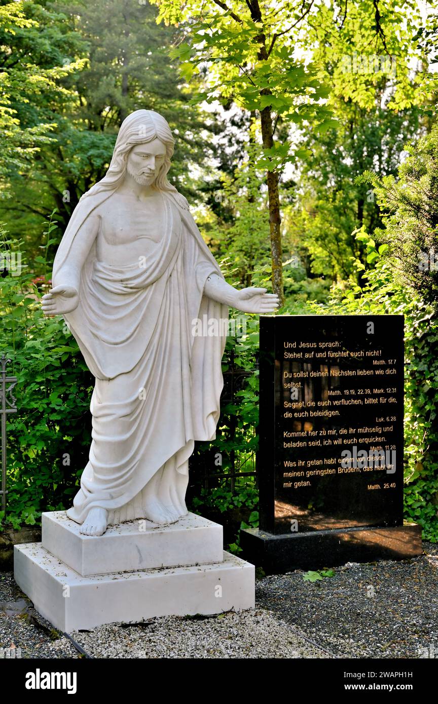 Tomba con statua bianca di Cristo con un messaggio felice su pietra nera Foto Stock