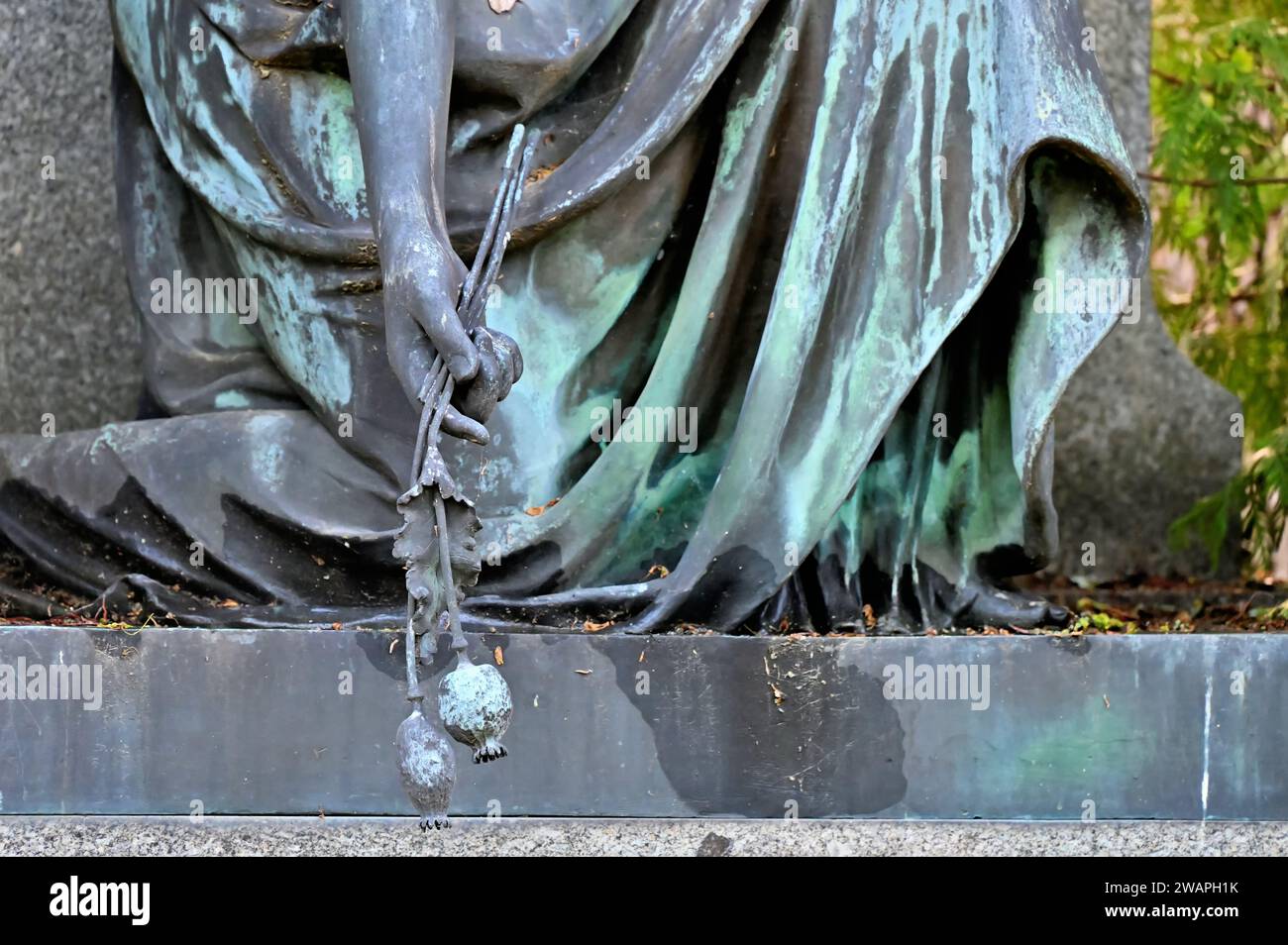 Dettaglio di una tomba con la statua di bronzo inginocchiata di una donna Foto Stock