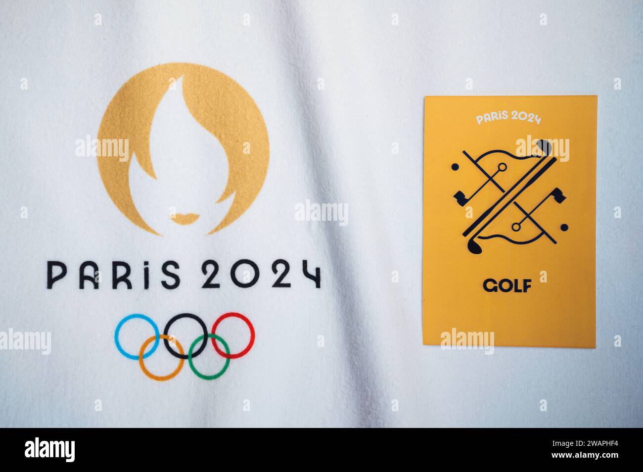 PARIGI, FRANCIA, 4 GENNAIO. 2024: Pittogramma di golf per i Giochi di Parigi 24 su coperta bianca con logo ufficiale del gioco olimpico estivo di Parigi 2024 Foto Stock