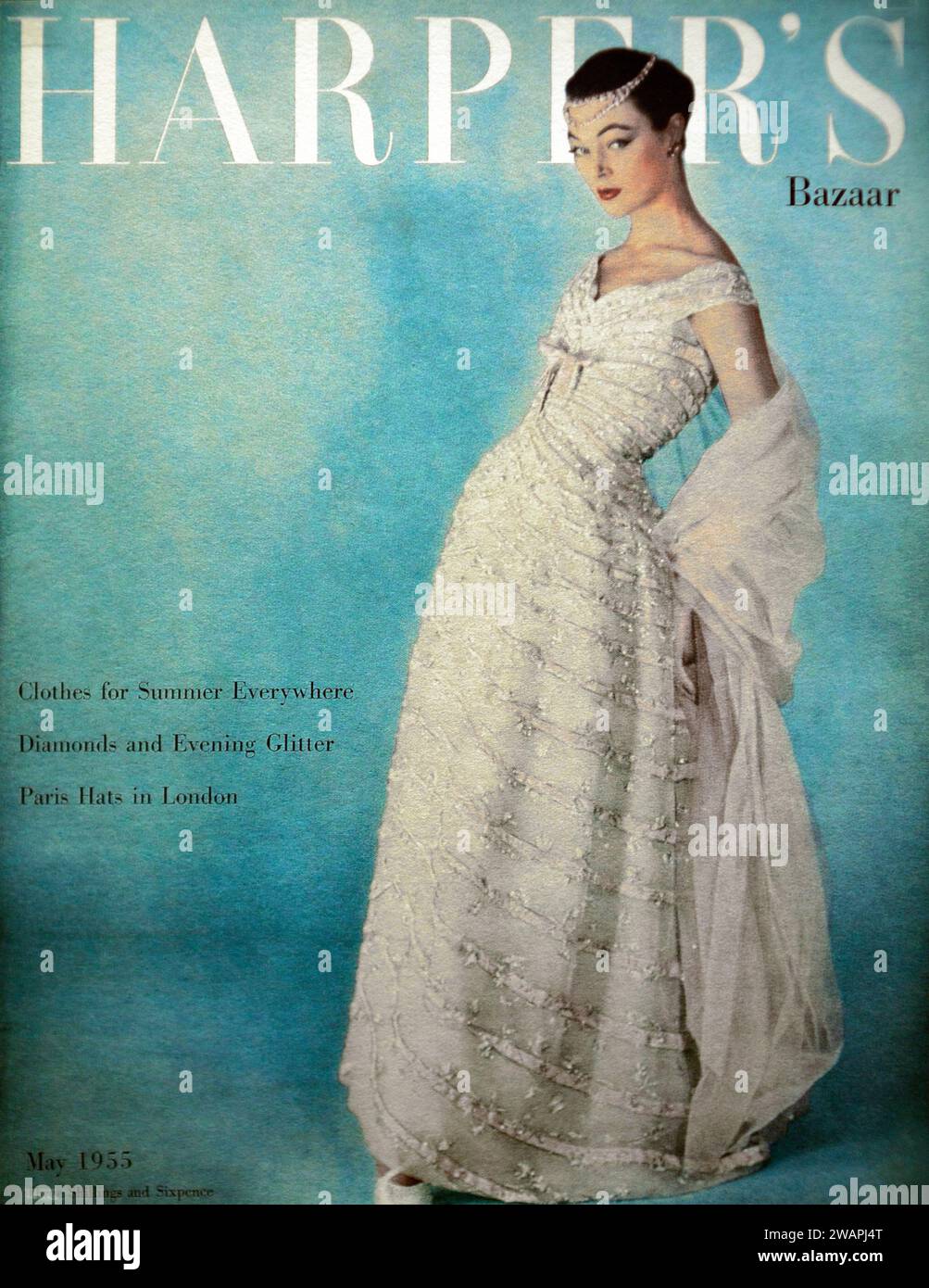 Harper's Bazaar, copertina maggio 1955 | in questa incantevole immagine, una donna trasuda grazia e raffinatezza indossando un abito bianco splendente. Foto Stock
