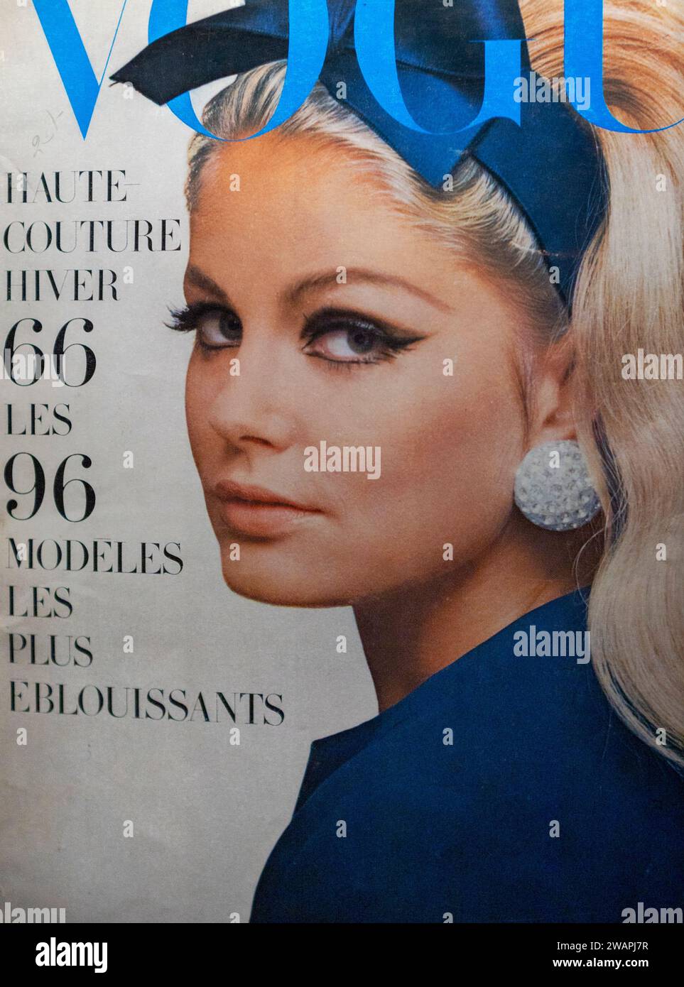 Questa immagine dettagliata della copertina di Vogue Paris del settembre 1966 mostra la modella Kecia Nyman in stile haute couture per la stagione autunno-inverno, catturata dal famoso fotografo Guy Bourdin. Foto Stock