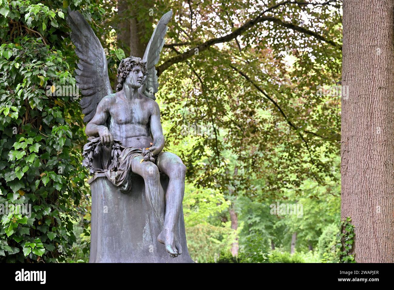 Statua di angelo seduta in un luogo sepolcrale nel cimitero Foto Stock
