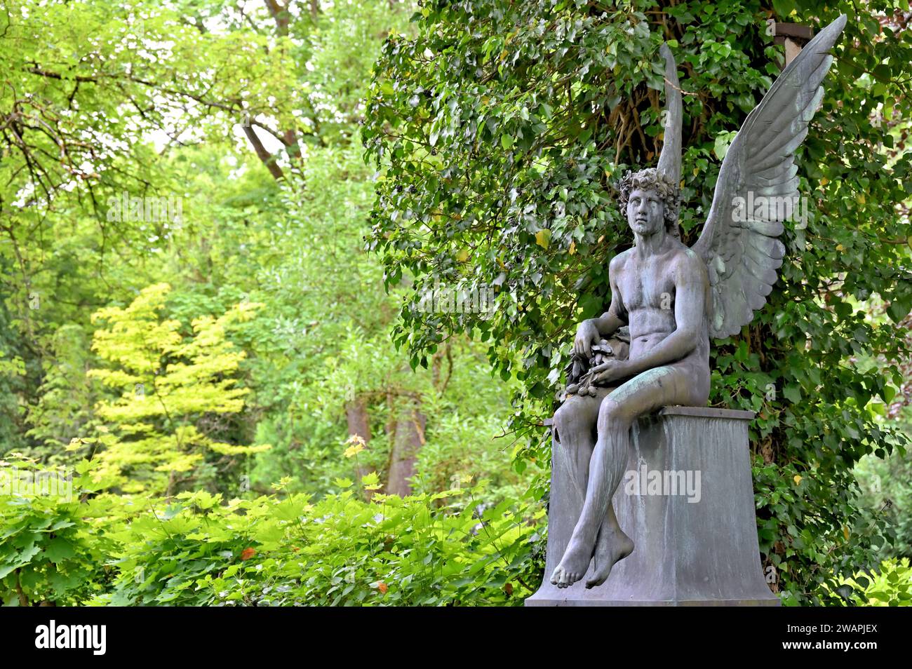 Statua di angelo seduta in un luogo sepolcrale nel cimitero Foto Stock