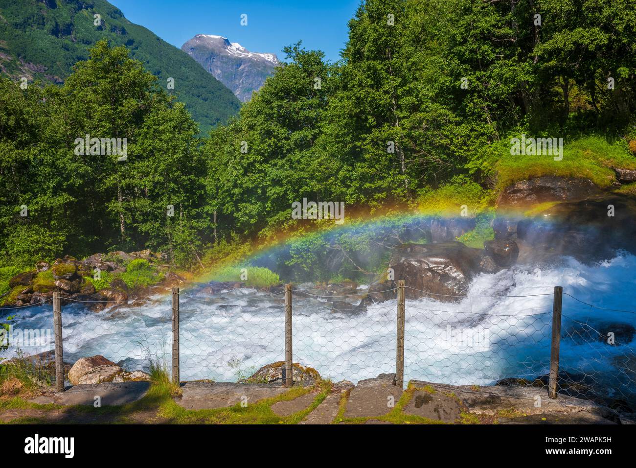 Una piccola cascata di nome Kleivafossen situata vicino a un campeggio nel piccolo villaggio e popolare località di viaggio Geiranger, Norvegia, un patrimonio mondiale dell'UNESCO Foto Stock