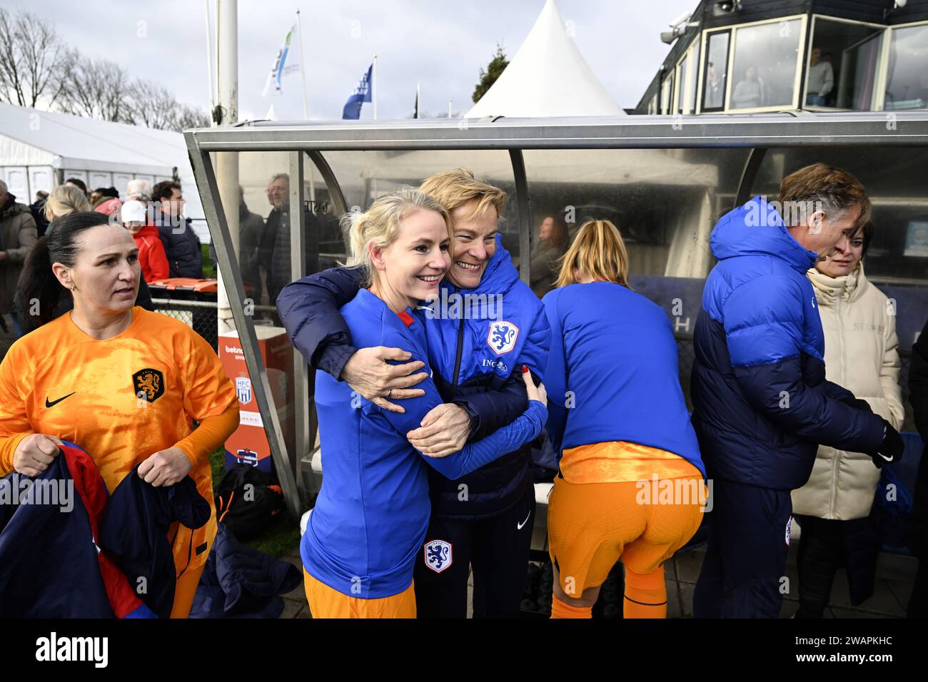 HAARLEM - vera Pauw saluta Jeanet van der laan durante la tradizionale partita di Capodanno con le ex internazionali della squadra femminile olandese al Royal HFC. ANP OLAF KRAAK paesi bassi fuori - belgio fuori Foto Stock