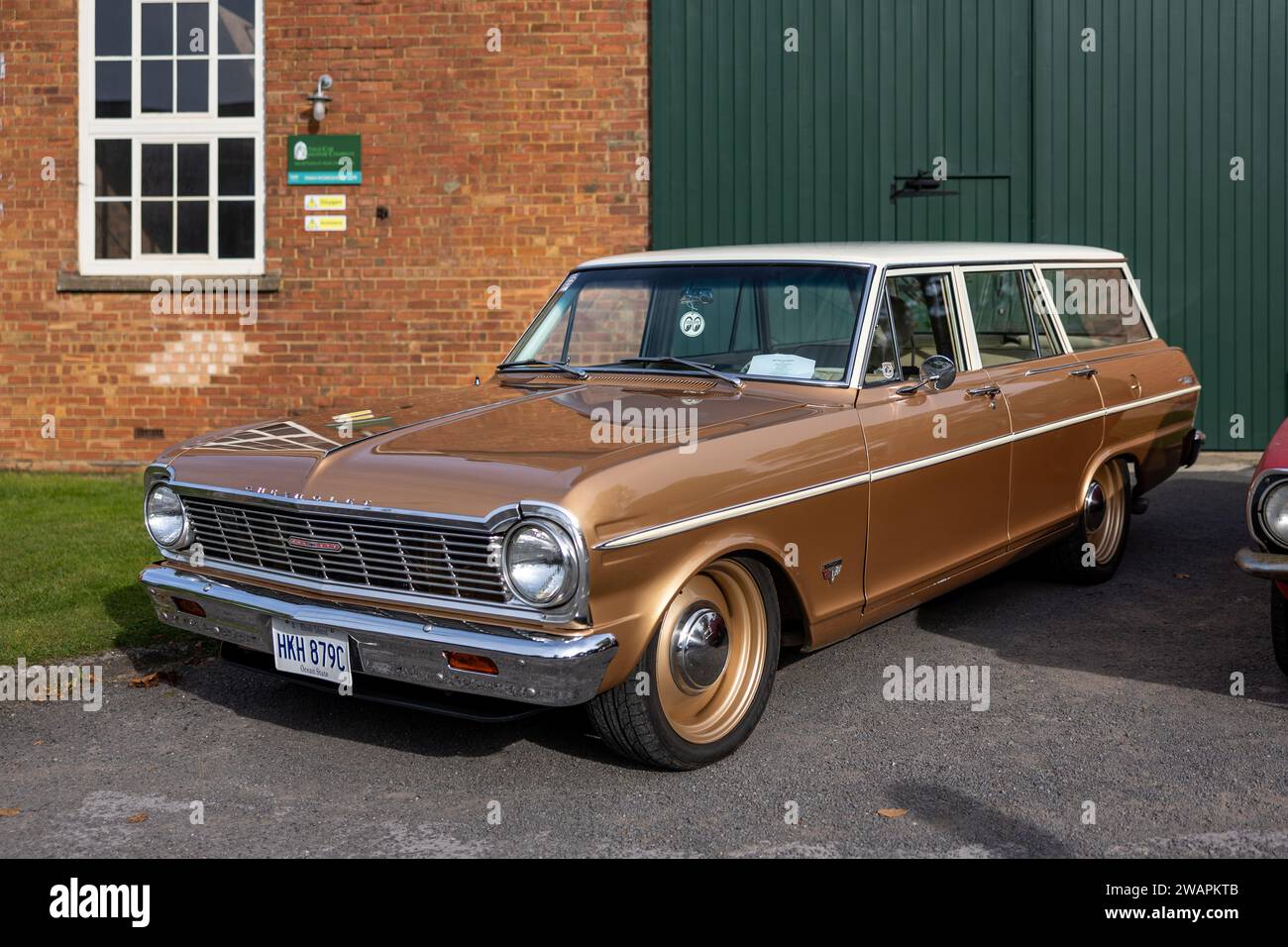 1965 Chevrolet Chevy II Nova 400 Station Wagon 4 porte, in mostra al Bicester Heritage Scramble l'8 ottobre 2023. Foto Stock