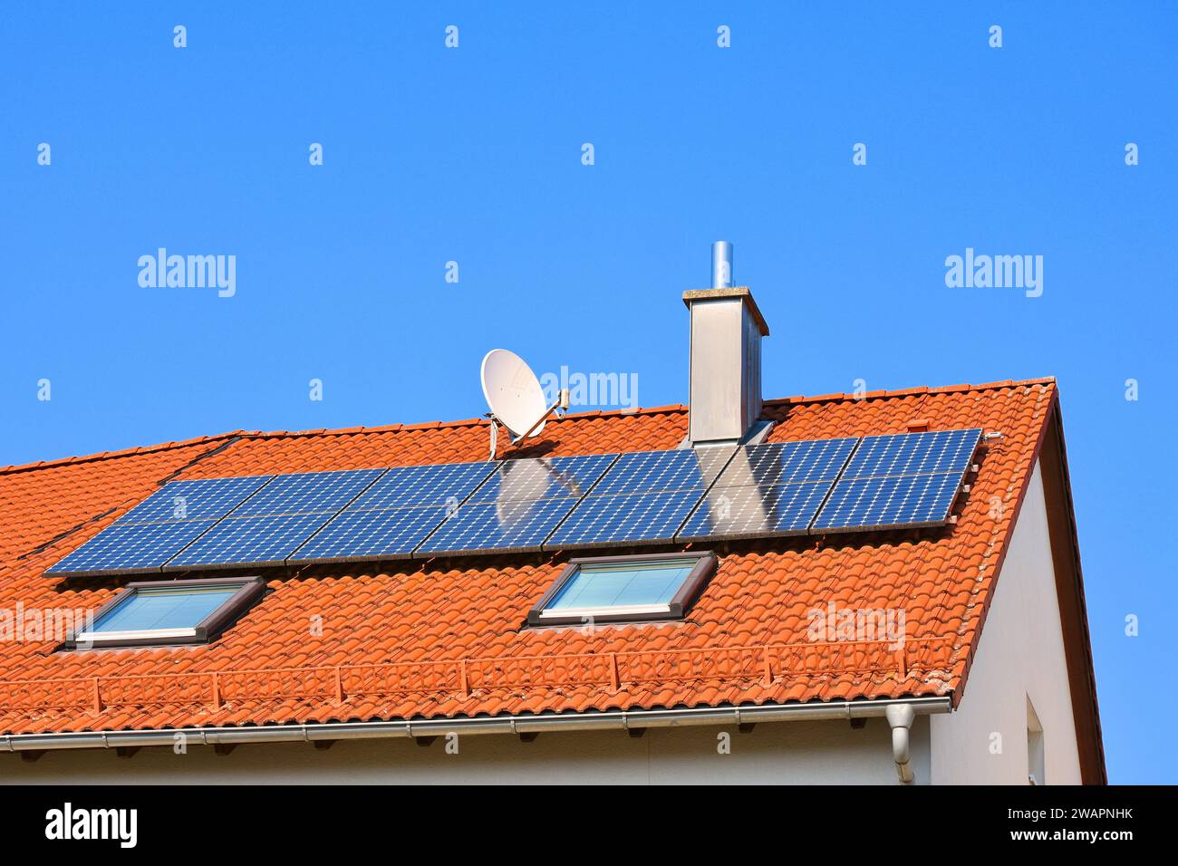Sistema solare termico sul tetto della casa moderna per produrre acqua di riscaldamento Foto Stock