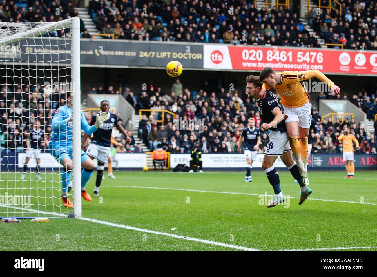 LONDON, UK - 6 gennaio 2024: Cesare Casadei di Leicester City segna il gol di apertura durante il terzo turno di fa Cup tra Millwall FC e Leicester City FC al Den (Credit: Craig Mercer/ Alamy Live News) Foto Stock