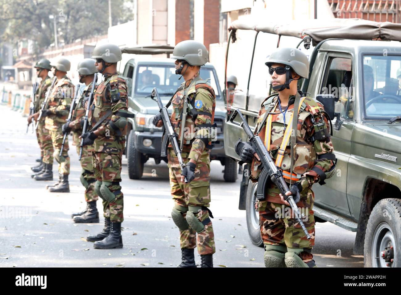 Dhaka, Bangladesh - 6 gennaio 2024: Le 12 elezioni parlamentari dell'esercito bengalese fanno il loro lavoro per aiutare l'amministrazione civile a mantenere la legge Foto Stock