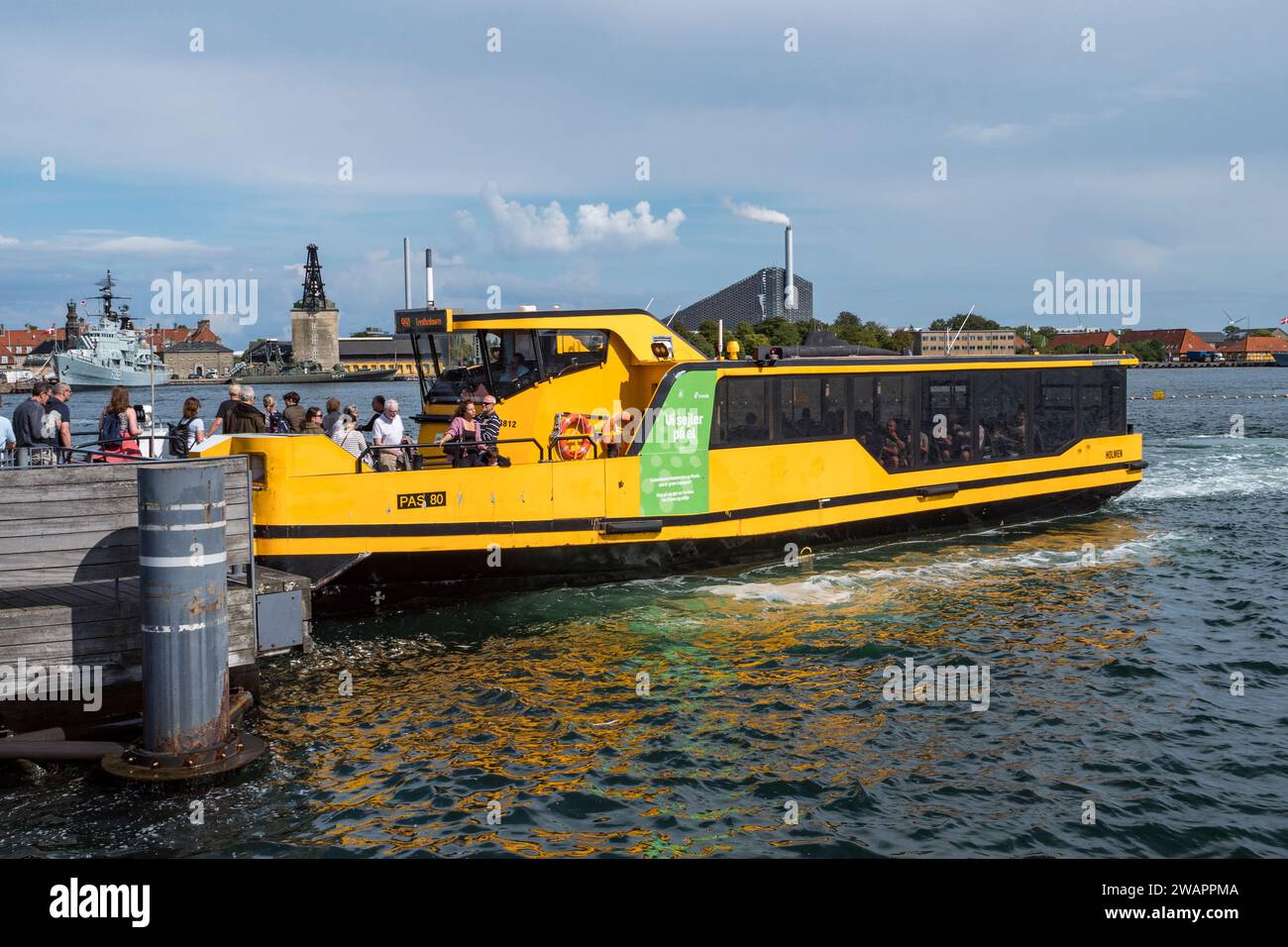 Un autobus del porto di Copenaghen ("Holmen") gestito da Movia che arriva ad una fermata a Copenaghen, Danimarca. Foto Stock