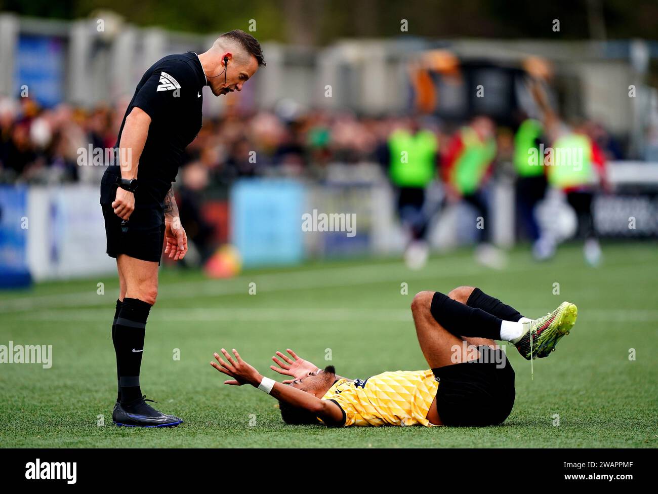 Il Liam Sole del Maidstone United reagisce mentre si trova in campo durante la partita del terzo turno della Emirates fa Cup al Gallagher Stadium di Maidstone. Data immagine: Sabato 6 gennaio 2024. Foto Stock