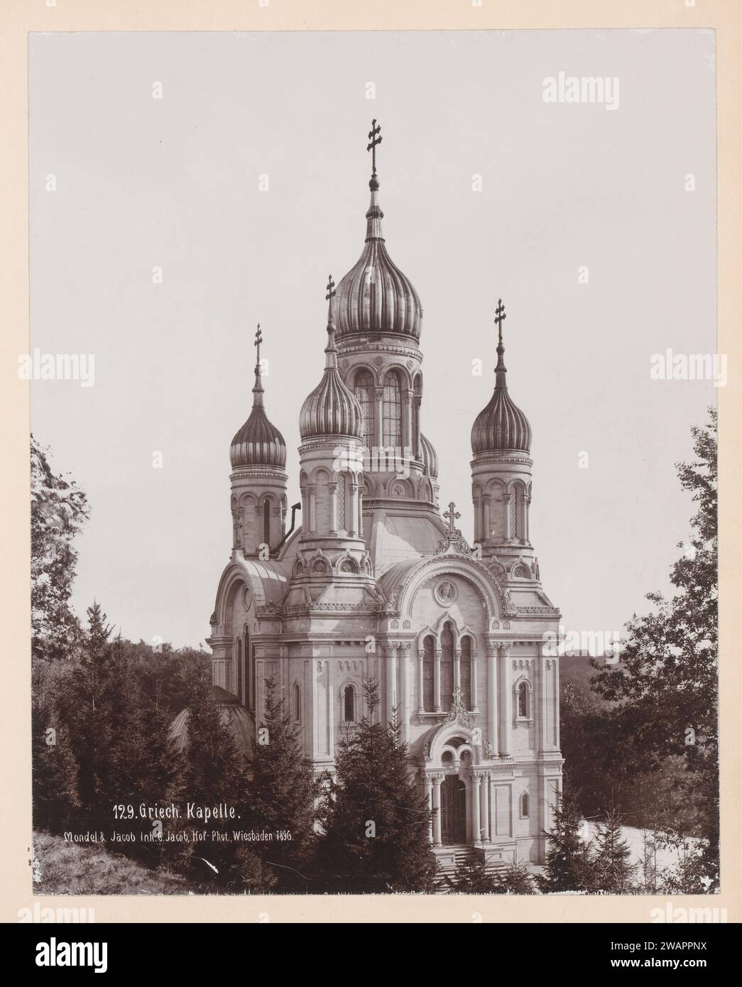 "Griechic Kapelle"/Russian Orthodox Church on the Neroberg, Wiesbaden, Germania, 1896 Fotografia errata "Greek Chapel" menzionata la chiesa ortodossa russa "Der Heiligen Elisabeth in Wiesbaden", che Adolf von Nassau morì per la sua giovane, defunta moglie Elisabeta Michailovna (figlia del fratello minore dello zaren i e di Nicolaas i di Russia) tra il 1847 -1855 lo fece costruire. Carta Wiesbaden. Wiesbaden con stampa in argento e gelatina di cartone Foto Stock