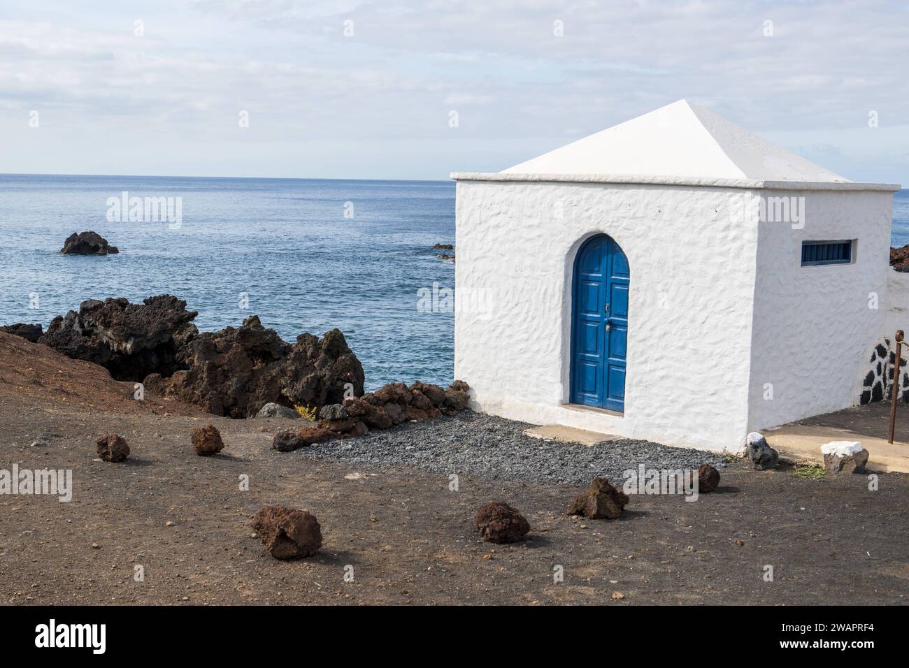 Fuerteventura Weißes Haus mit blauer Türe mit Blick auf den Atlantischen Ozean Fuerteventura Spagna Corralejo *** Fuerteventura Casa bianca con porta blu affacciata sull'Oceano Atlantico Fuerteventura Spagna Corralejo Foto Stock