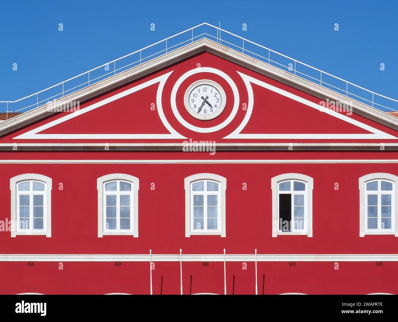 Epica facciata rossa della ferrovia Santa Apolonia a Lisbona, Portogallo Foto Stock