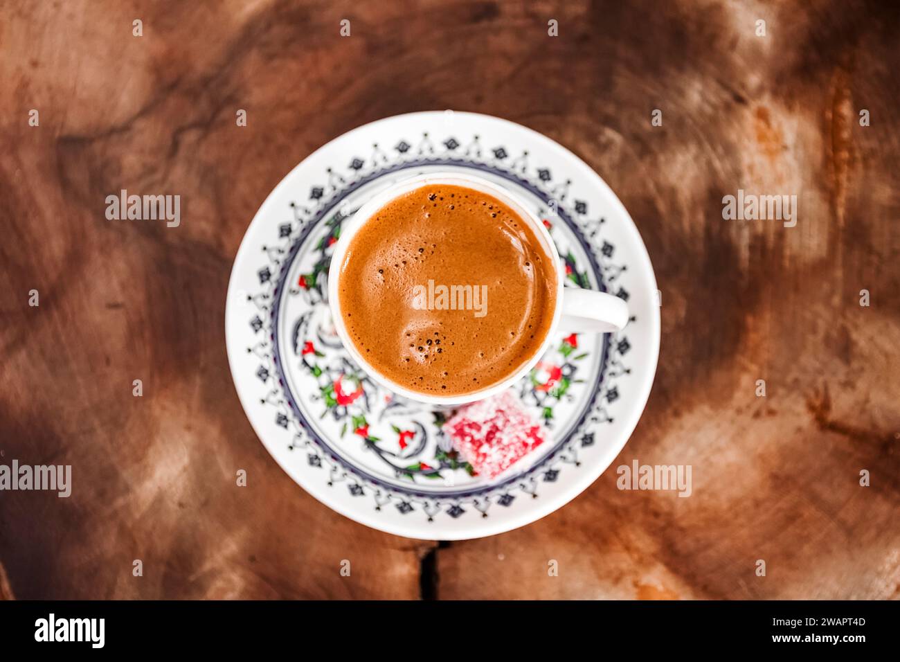 Il tipico caffè turco servito in una tazza di porcellana dipinta da maestri artigiani turchi Foto Stock