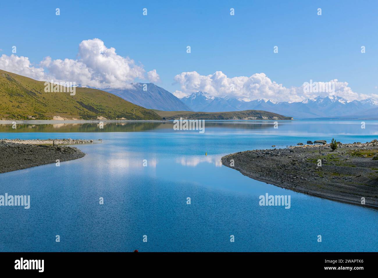 Una vista panoramica del Lago Pukaki vista dalla Good Shepherd Church in nuova Zelanda Foto Stock