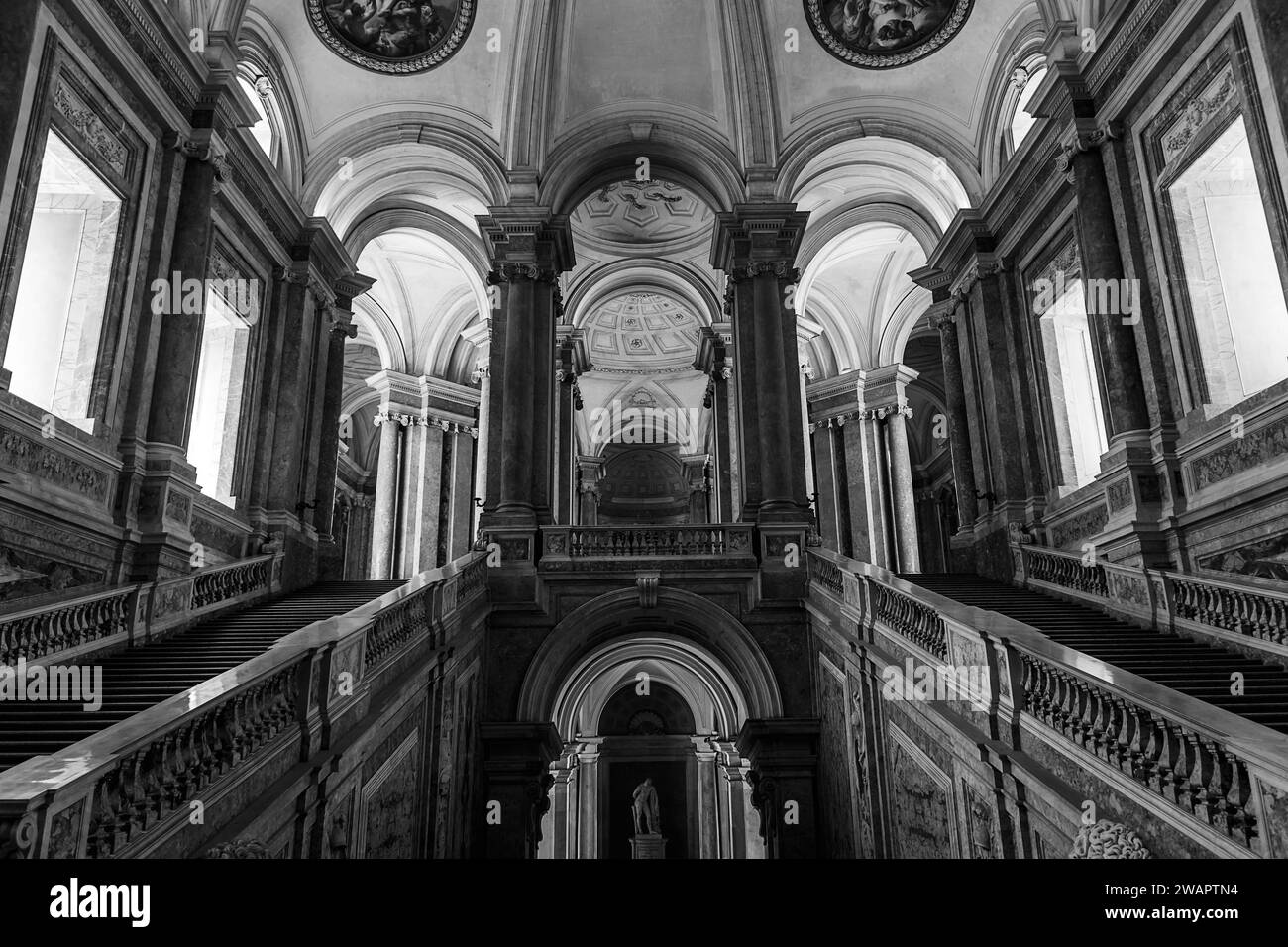 La maestosa e regale scalinata principale della reggia di Caserta dal tipico stile barocco Foto Stock