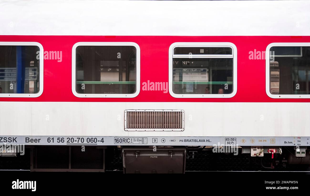 dettagli di un pullman interurbano di un treno alla stazione ferroviaria di bratislava Foto Stock