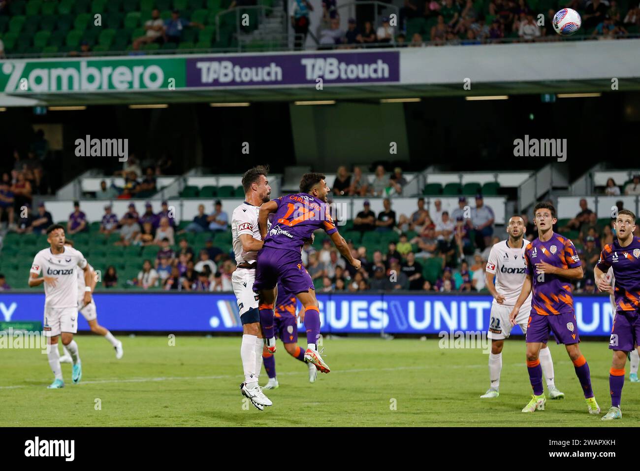 6 gennaio 2024; HBF Park, Perth, Australia Occidentale, Australia; calcio a-League, Perth Glory contro Melbourne Victory; Jarrod Carluccio di Perth Glory vince il titolo contro Damien da Silva del Melbourne Victory verso il gol Foto Stock