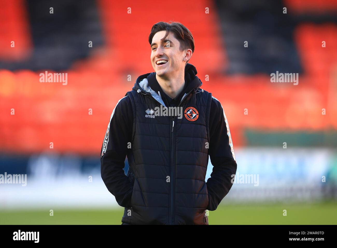 6 gennaio 2024; Tannadice Park, Dundee, Scozia: Scottish Championship Football, Dundee United contro Greenock Morton; Chris Mochrie del Dundee United ispeziona il campo prima della partita Foto Stock