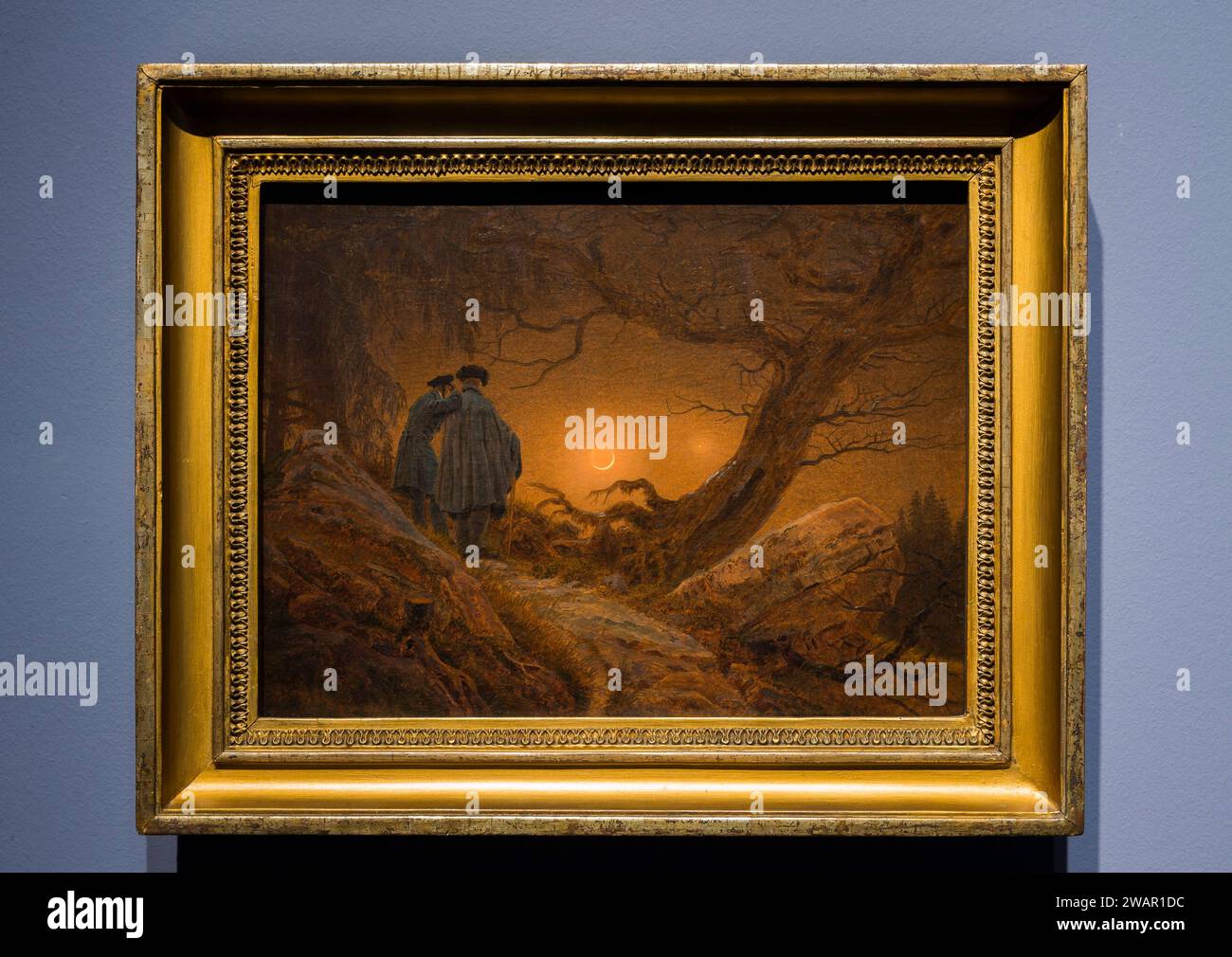Dahl und Friedrich. Romantische Landschaften Dahl und Friedrich. Romantische Landschaften Eine Ausstellung der Galerie Neue Meister und des Kupferstich-Kabinetts der Staatlichen Kunstsammlungen Dresden, Caspar David Friedrich, Zwei Männer in Betrachtung des Mondes, 1819 Dresda Sachsen Deutschland *** paesaggi romantici Dahl e Friedrich paesaggi romantici Dahl e Friedrich paesaggi romantici una mostra della Galerie Neue Meister e il Kupferstich Kabinett della Staatliche Kunstsammlungen Dresda, Caspar David Friedrich, due uomini contemplando la Luna, 1819 Dresda Sassonia Germania Foto Stock