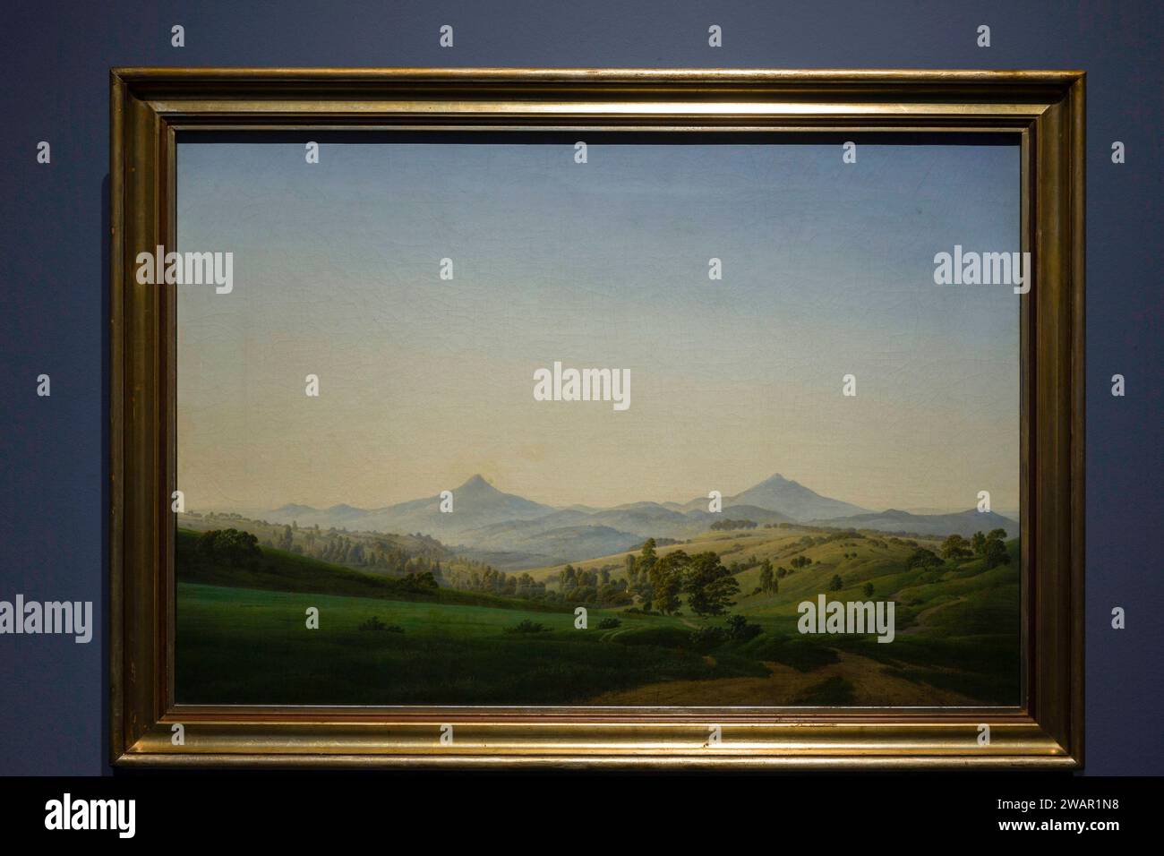 Dahl und Friedrich. Romantische Landschaften Dahl und Friedrich. Romantische Landschaften Eine Ausstellung der Galerie Neue Meister und des Kupferstich-Kabinetts der Staatlichen Kunstsammlungen Dresden, Caspar David Friedrich, Böhmische Landschaft mit dem Milleschauer 1808 Dresda Sachsen Deutschland *** paesaggi romantici Dahl e Friedrich paesaggi romantici Dahl e Friedrich una mostra della Galerie Neue Meister e del Kupferstich Kabinett dello Staatliche Kunstsammlungen Dresda, Caspar David Friedrich, paesaggio boemo con il Milleschauer 1808 Dresda Sassonia Germania Foto Stock