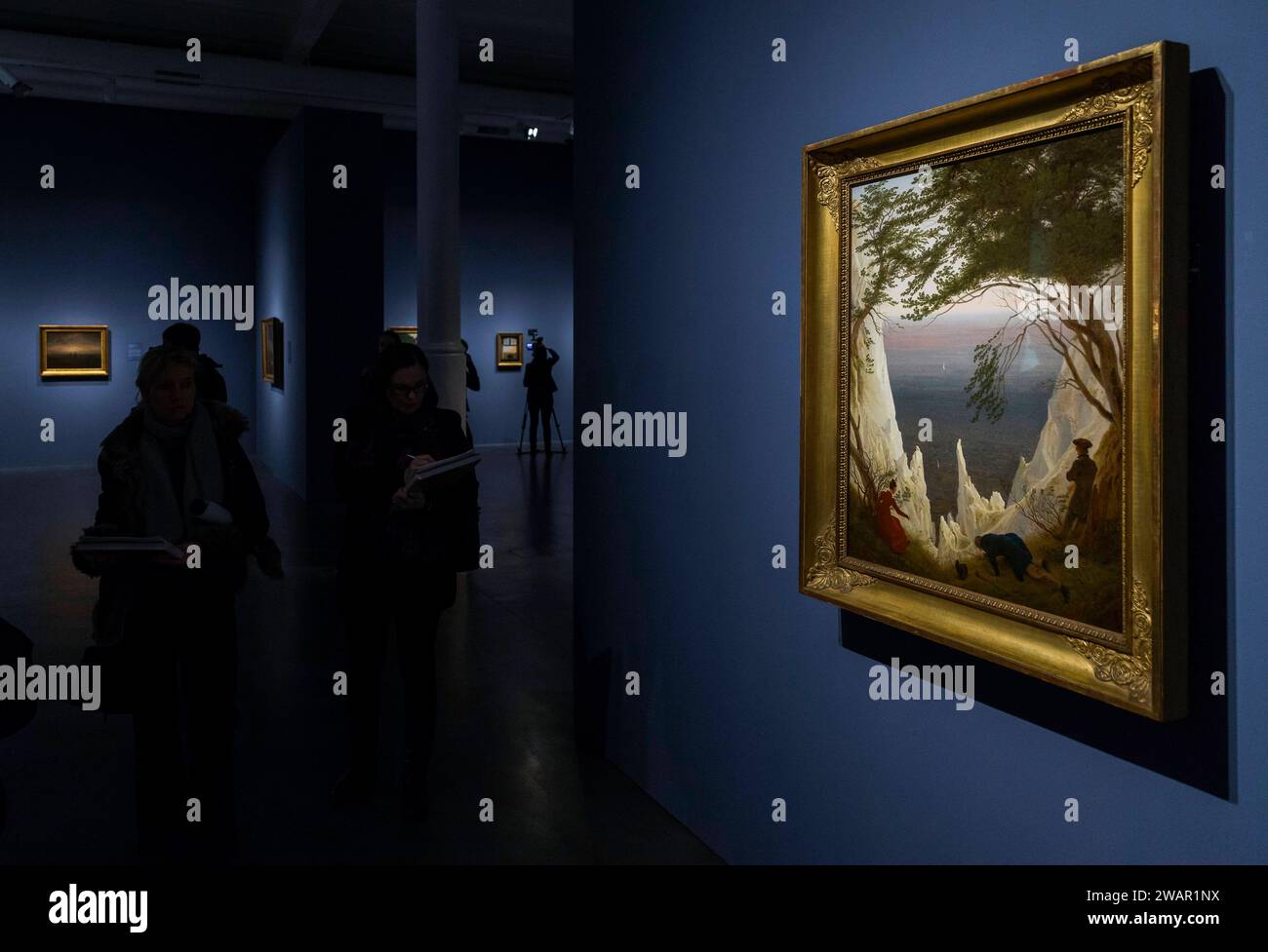 Dahl und Friedrich. Romantische Landschaften Dahl und Friedrich. Romantische Landschaften Eine Ausstellung der Galerie Neue Meister und des Kupferstich-Kabinetts der Staatlichen Kunstsammlungen DresdenCaspar David Friedrich Dresden Sachsen Deutschland *** Dahl e Friedrich paesaggi romantici Dahl e Friedrich paesaggi romantici una mostra della Galerie Neue Meister e il Kupferstich Kabinett dello Staatliche Kunstammlungen David Dresdenden Sassonia Germania Foto Stock