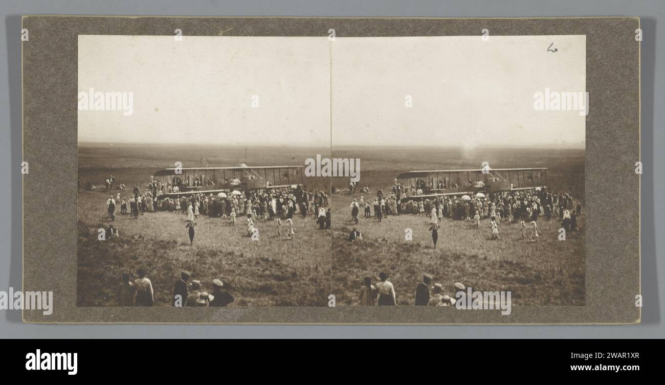 Aereo italiano caproni 3 in un prato, circondato da spettatori, IS-sur-tille, Francia, 1916 stereografo IS-sur-Tille baryta paper. Aereo di cartone, aereo IS-sur-Tille Foto Stock